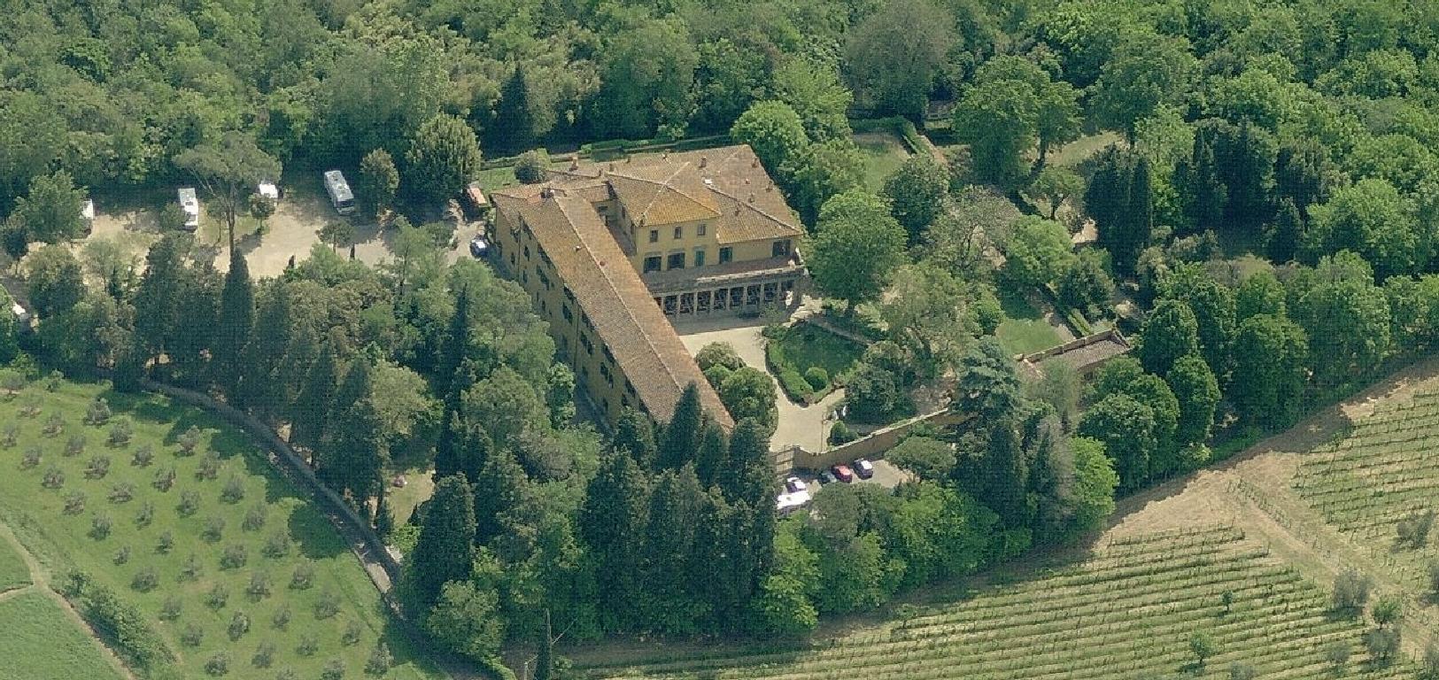 Complesso edilizio costituito da un fabbricato principale (Villa) adibito ad Ostello della Gioventù, corredato da un parco/giardino, in buona parte utilizzato come campeggio con i relativi edifici asserviti all’attività (bagni, docce, bungalow ecc.), tra i quali un fabbricato accessorio adibito ad uffici e ad alloggio.
dentificativi catastali: C.T. Comune di Firenze f.63, p.lle 148, 311, 312, 351, 353; C.F. Comune di Firenze f. 63, p.lla 148 graff. con p.lla 312; f. 63, p.lla 311, subb. 500,501,502; f. 63, p.lla 351, subb. 500,501,502,503.