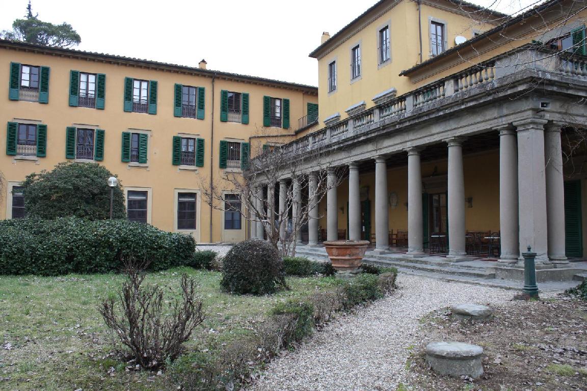 Complesso edilizio costituito da un fabbricato principale (Villa) adibito ad Ostello della Gioventù, corredato da un parco/giardino, in buona parte utilizzato come campeggio con i relativi edifici asserviti all’attività (bagni, docce, bungalow ecc.), tra i quali un fabbricato accessorio adibito ad uffici e ad alloggio.
dentificativi catastali: C.T. Comune di Firenze f.63, p.lle 148, 311, 312, 351, 353; C.F. Comune di Firenze f. 63, p.lla 148 graff. con p.lla 312; f. 63, p.lla 311, subb. 500,501,502; f. 63, p.lla 351, subb. 500,501,502,503.