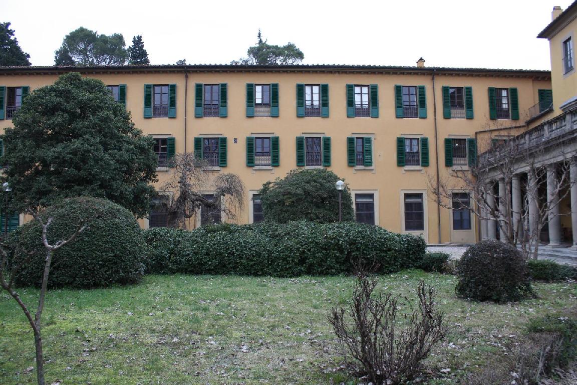 Complesso edilizio costituito da un fabbricato principale (Villa) adibito ad Ostello della Gioventù, corredato da un parco/giardino, in buona parte utilizzato come campeggio con i relativi edifici asserviti all’attività (bagni, docce, bungalow ecc.), tra i quali un fabbricato accessorio adibito ad uffici e ad alloggio.
dentificativi catastali: C.T. Comune di Firenze f.63, p.lle 148, 311, 312, 351, 353; C.F. Comune di Firenze f. 63, p.lla 148 graff. con p.lla 312; f. 63, p.lla 311, subb. 500,501,502; f. 63, p.lla 351, subb. 500,501,502,503.