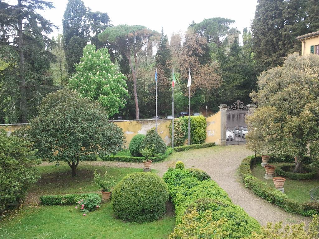 Complesso edilizio costituito da un fabbricato principale (Villa) adibito ad Ostello della Gioventù, corredato da un parco/giardino, in buona parte utilizzato come campeggio con i relativi edifici asserviti all’attività (bagni, docce, bungalow ecc.), tra i quali un fabbricato accessorio adibito ad uffici e ad alloggio.
dentificativi catastali: C.T. Comune di Firenze f.63, p.lle 148, 311, 312, 351, 353; C.F. Comune di Firenze f. 63, p.lla 148 graff. con p.lla 312; f. 63, p.lla 311, subb. 500,501,502; f. 63, p.lla 351, subb. 500,501,502,503.