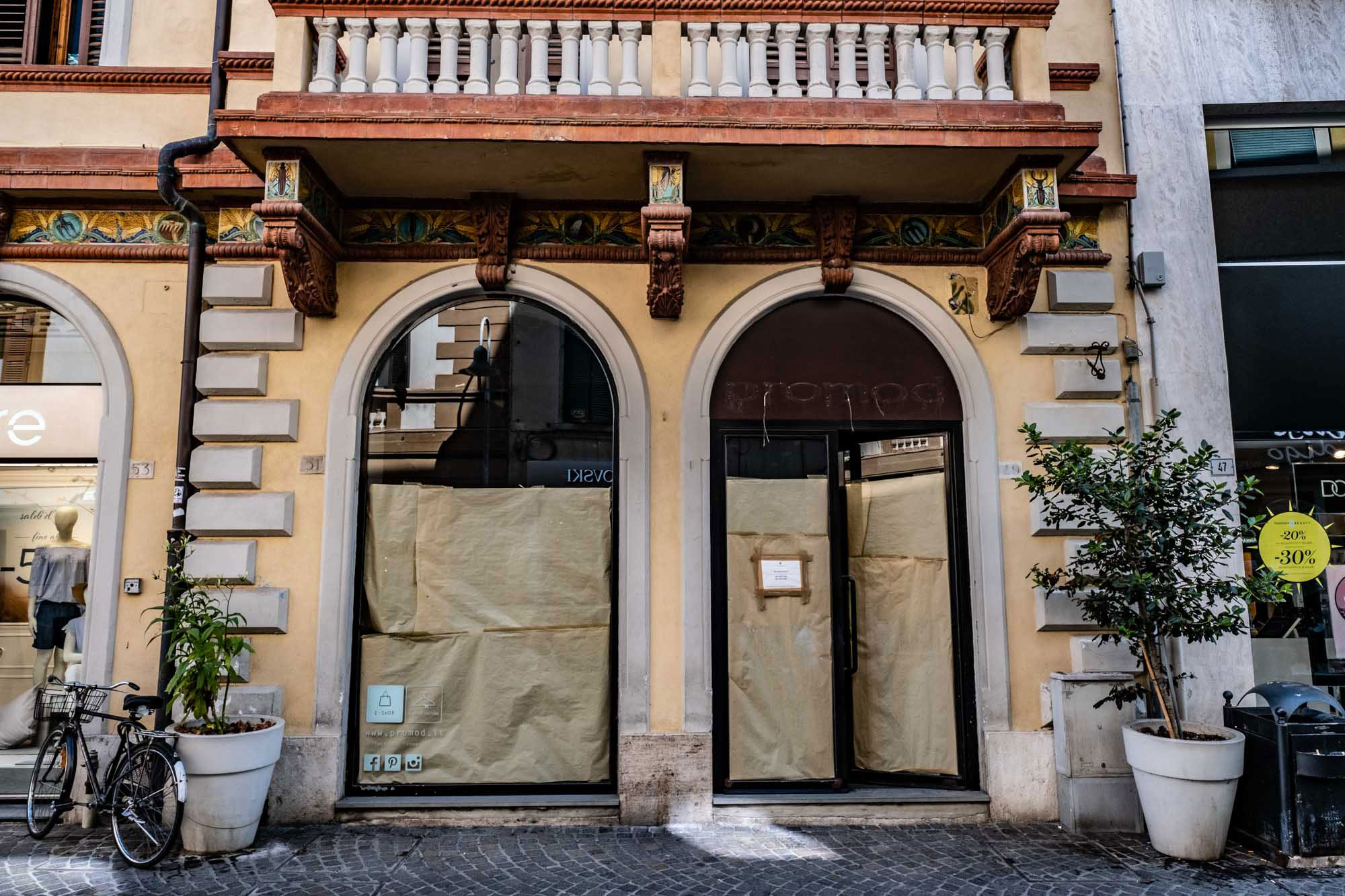 Il Palazzo del Genio Civile è situato nel centro storico di Grosseto, all’interno della cinta muraria con accesso dal Corso Giosuè Carducci. L’edificio si sviluppa su quattro piani fuori terra con destinazione ad uffici pubblici sui tre piani superiori e negozi al piano terreno. Il fabbricato fu inaugurato nel 1911 e subì nel corso degli anni numerose trasformazioni consistenti in importanti lavori di ampliamento.Sul retro sono ubicati magazzini, un piccolo servizio igienico ed una rampa di scale che da accesso al resede tergale (non di proprietà demaniale).
. Identificativi catastali: C.F. del Comune di Grosseto Foglio 165, p.lla 286, sub. 6