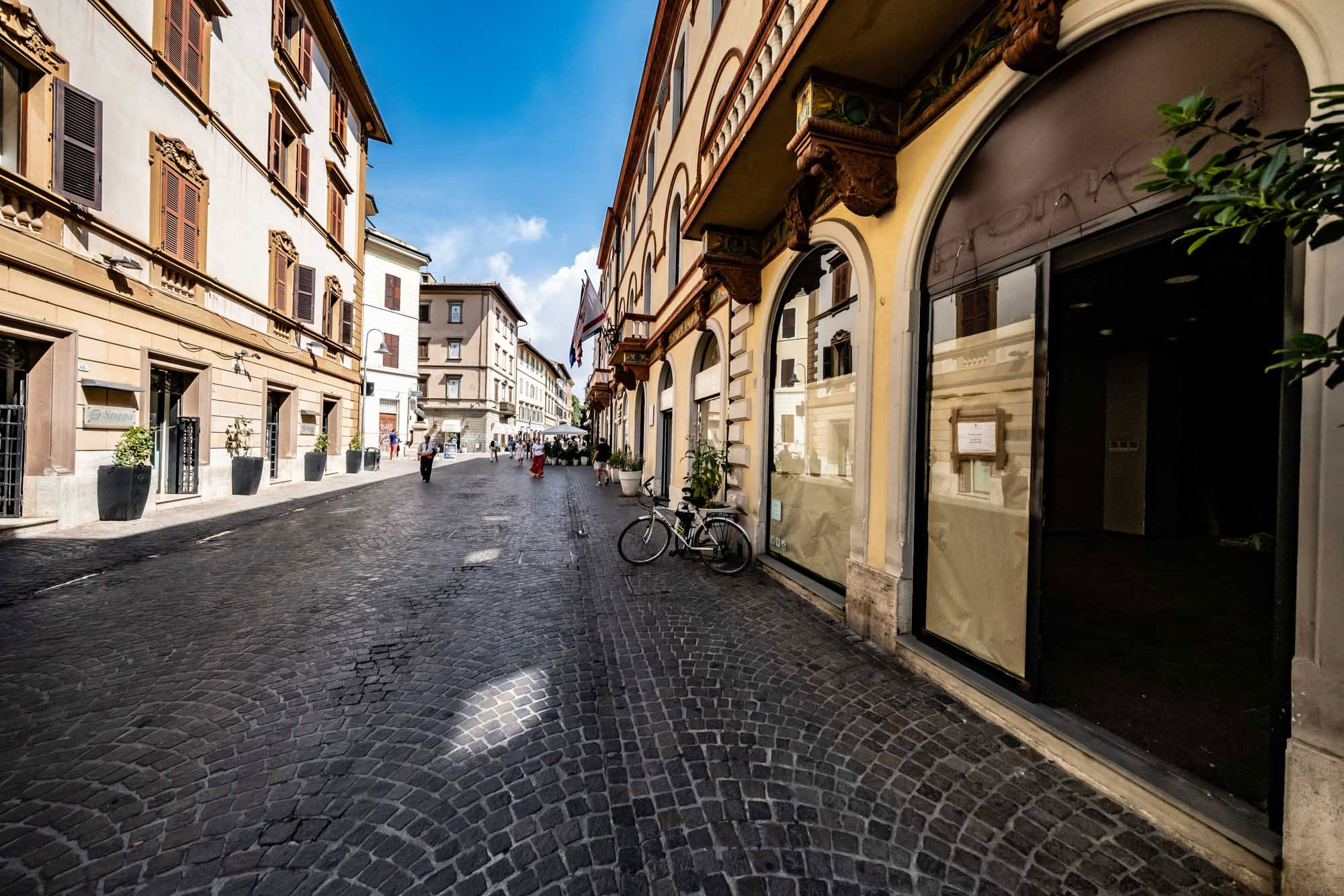 Il Palazzo del Genio Civile è situato nel centro storico di Grosseto, all’interno della cinta muraria con accesso dal Corso Giosuè Carducci. L’edificio si sviluppa su quattro piani fuori terra con destinazione ad uffici pubblici sui tre piani superiori e negozi al piano terreno. Il fabbricato fu inaugurato nel 1911 e subì nel corso degli anni numerose trasformazioni consistenti in importanti lavori di ampliamento.Sul retro sono ubicati magazzini, un piccolo servizio igienico ed una rampa di scale che da accesso al resede tergale (non di proprietà demaniale).
. Identificativi catastali: C.F. del Comune di Grosseto Foglio 165, p.lla 286, sub. 6