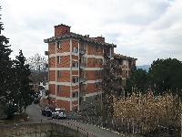 trattasi di un complesso immobiliare ubicato nel comune di Siena, in piazza Calabria, nel quartiere residenziale denominato Vico Alto.
L’immobile si presenta come un fabbricato cielo – terra, con pianta ad “L” che si eleva per sei piani fuori terra, distinto in due corpi di fabbrica adiacenti tra di loro con quote sfalsate. Completa la proprietà un resede esterno in parte adibito a verde ed in parte a parcheggio. 
L’immobile versa in pessimo stato di manutenzione, con evidenti problemi strutturali tali da ipotizzare l’impossibilità del riuso dello stesso senza la sua completa demolizione e ricostruzione.
. Identificativi catastali: C.F. del Comune di Siena Foglio 13, particella 673, subalterni 4, 5, 6