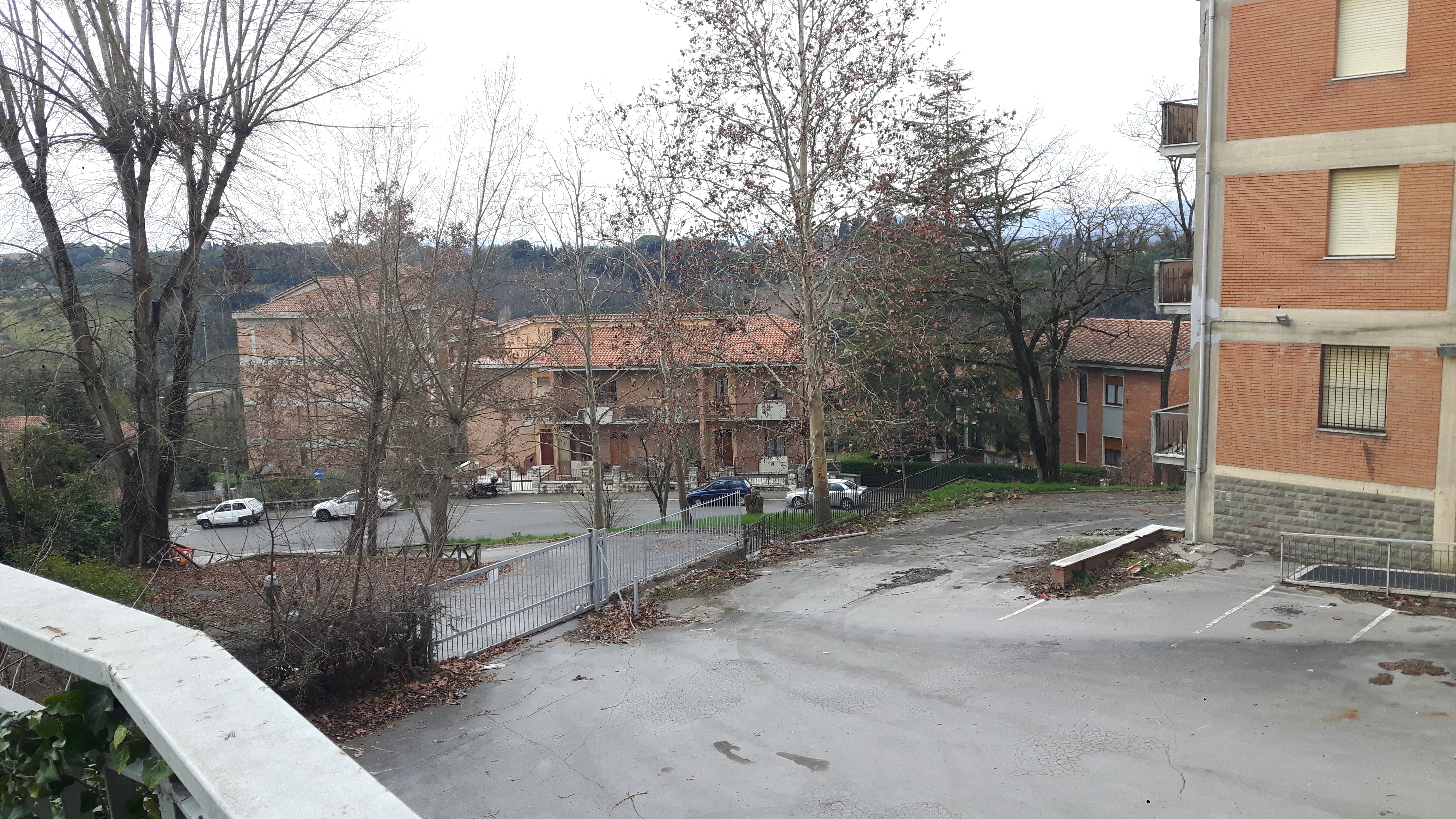 trattasi di un complesso immobiliare ubicato nel comune di Siena, in piazza Calabria, nel quartiere residenziale denominato Vico Alto.
L’immobile si presenta come un fabbricato cielo – terra, con pianta ad “L” che si eleva per sei piani fuori terra, distinto in due corpi di fabbrica adiacenti tra di loro con quote sfalsate. Completa la proprietà un resede esterno in parte adibito a verde ed in parte a parcheggio. 
L’immobile versa in pessimo stato di manutenzione, con evidenti problemi strutturali tali da ipotizzare l’impossibilità del riuso dello stesso senza la sua completa demolizione e ricostruzione.
. Identificativi catastali: C.F. del Comune di Siena Foglio 13, particella 673, subalterni 4, 5, 6