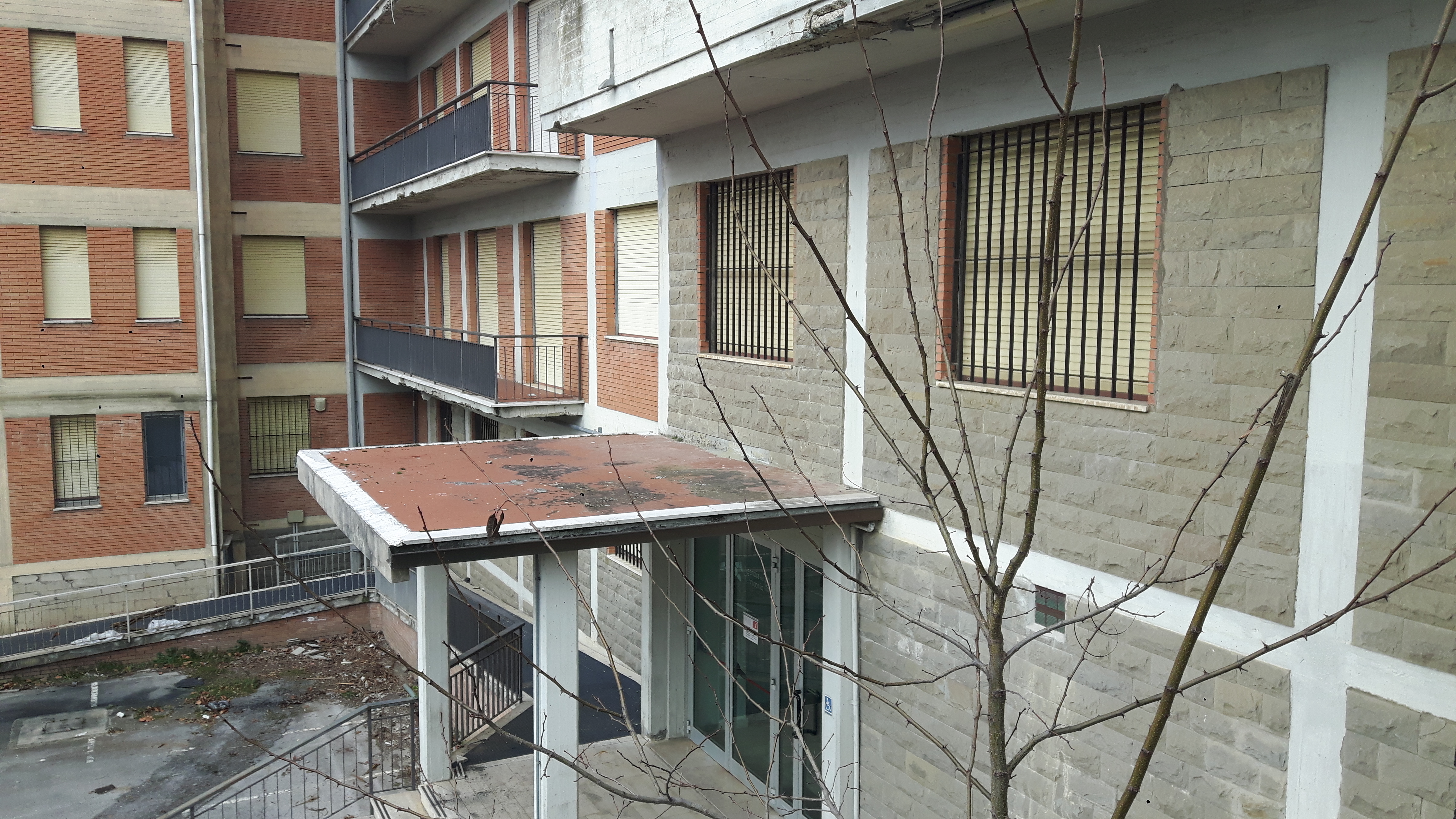 trattasi di un complesso immobiliare ubicato nel comune di Siena, in piazza Calabria, nel quartiere residenziale denominato Vico Alto.
L’immobile si presenta come un fabbricato cielo – terra, con pianta ad “L” che si eleva per sei piani fuori terra, distinto in due corpi di fabbrica adiacenti tra di loro con quote sfalsate. Completa la proprietà un resede esterno in parte adibito a verde ed in parte a parcheggio. 
L’immobile versa in pessimo stato di manutenzione, con evidenti problemi strutturali tali da ipotizzare l’impossibilità del riuso dello stesso senza la sua completa demolizione e ricostruzione.
. Identificativi catastali: C.F. del Comune di Siena Foglio 13, particella 673, subalterni 4, 5, 6
