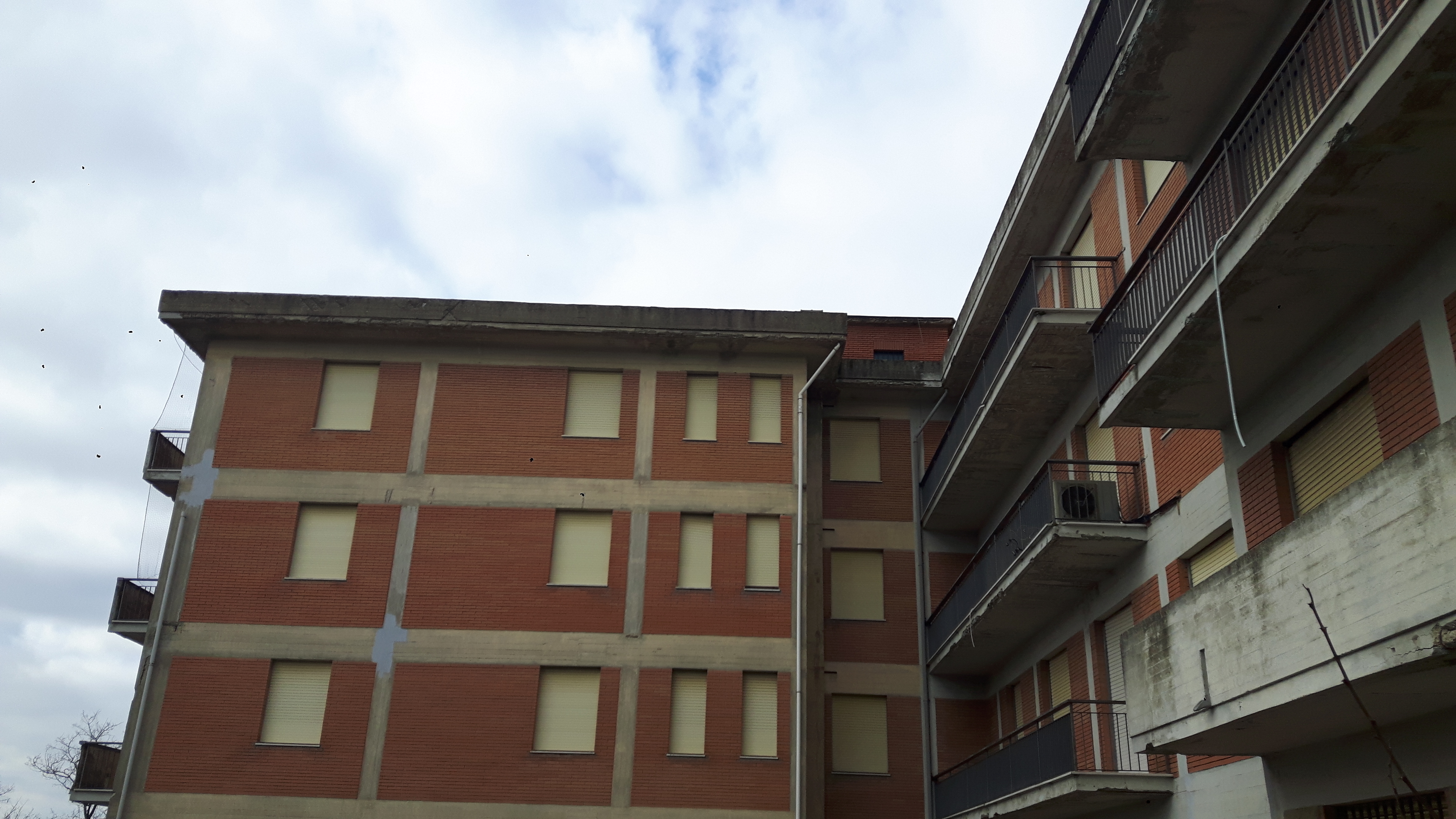 trattasi di un complesso immobiliare ubicato nel comune di Siena, in piazza Calabria, nel quartiere residenziale denominato Vico Alto.
L’immobile si presenta come un fabbricato cielo – terra, con pianta ad “L” che si eleva per sei piani fuori terra, distinto in due corpi di fabbrica adiacenti tra di loro con quote sfalsate. Completa la proprietà un resede esterno in parte adibito a verde ed in parte a parcheggio. 
L’immobile versa in pessimo stato di manutenzione, con evidenti problemi strutturali tali da ipotizzare l’impossibilità del riuso dello stesso senza la sua completa demolizione e ricostruzione.
. Identificativi catastali: C.F. del Comune di Siena Foglio 13, particella 673, subalterni 4, 5, 6