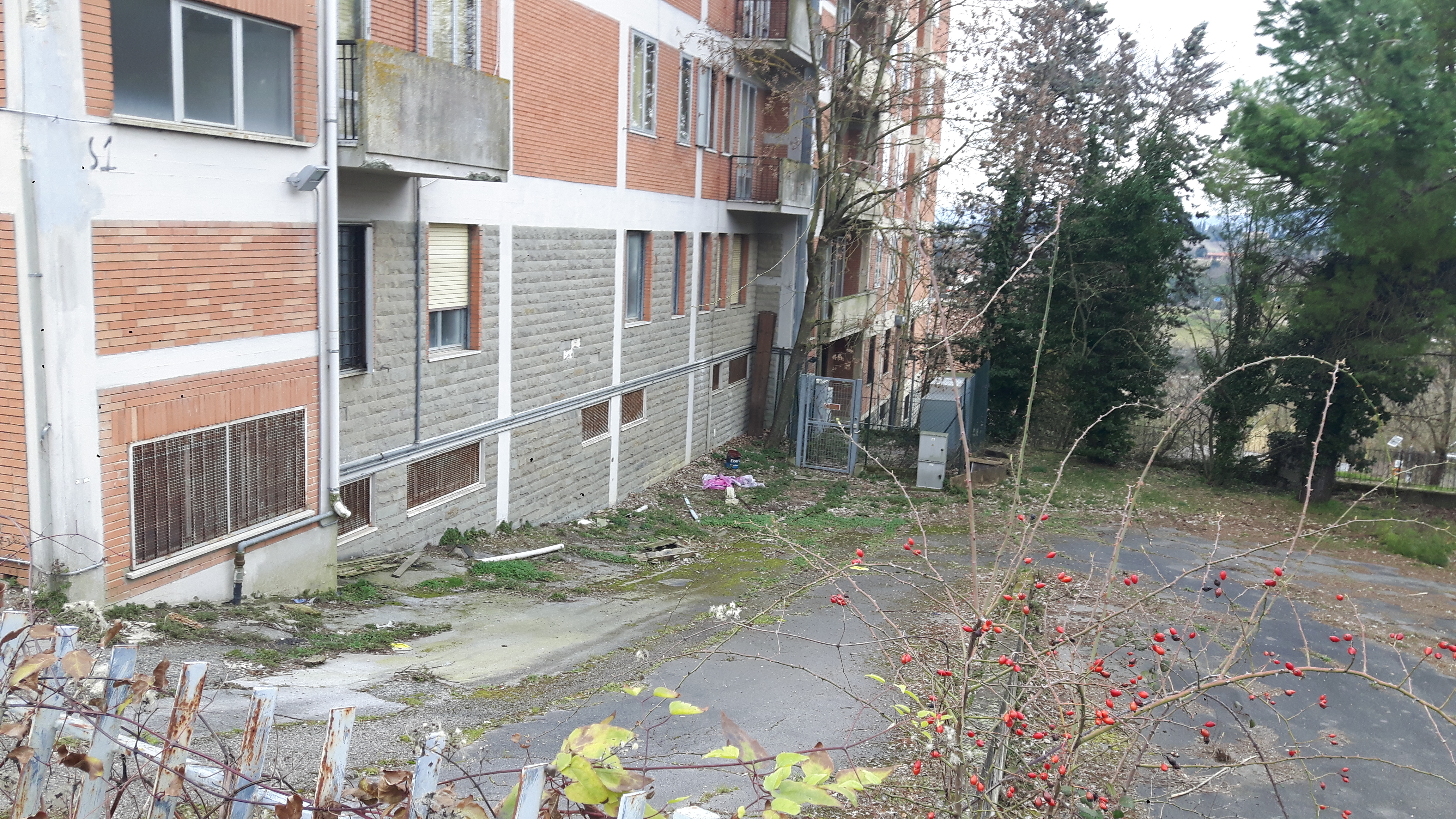 trattasi di un complesso immobiliare ubicato nel comune di Siena, in piazza Calabria, nel quartiere residenziale denominato Vico Alto.
L’immobile si presenta come un fabbricato cielo – terra, con pianta ad “L” che si eleva per sei piani fuori terra, distinto in due corpi di fabbrica adiacenti tra di loro con quote sfalsate. Completa la proprietà un resede esterno in parte adibito a verde ed in parte a parcheggio. 
L’immobile versa in pessimo stato di manutenzione, con evidenti problemi strutturali tali da ipotizzare l’impossibilità del riuso dello stesso senza la sua completa demolizione e ricostruzione.
. Identificativi catastali: C.F. del Comune di Siena Foglio 13, particella 673, subalterni 4, 5, 6