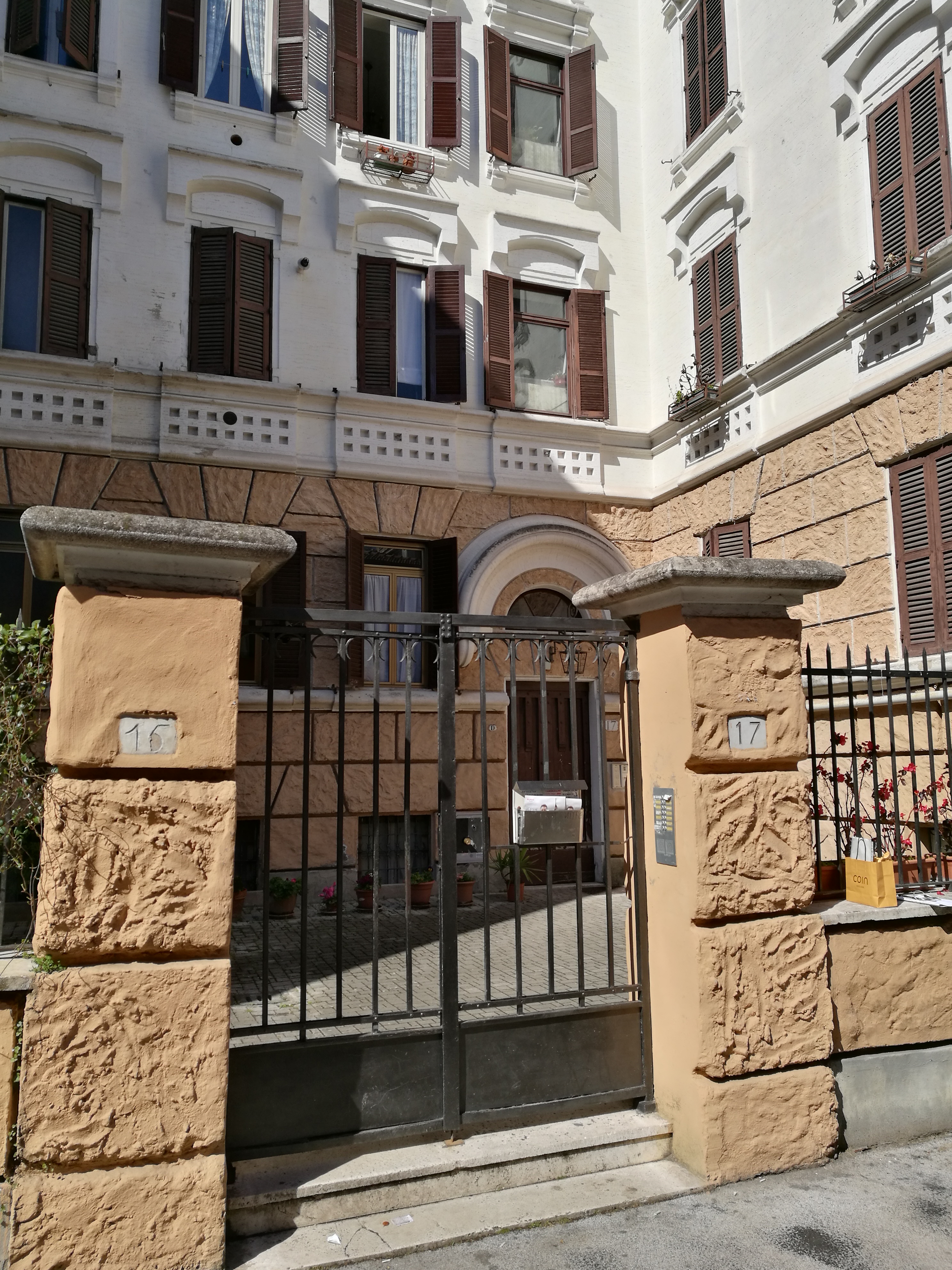 APPARTAMENTO INT.9 DI 5,5 VANI SENZA ASCENSORE, sito in ROMA , CAP - 00195,VIA NAZARIO SAURO 17, scala D/9,  piano 2. N.C.E.U. categoria A4- foglio 398 part. 79 sub 16