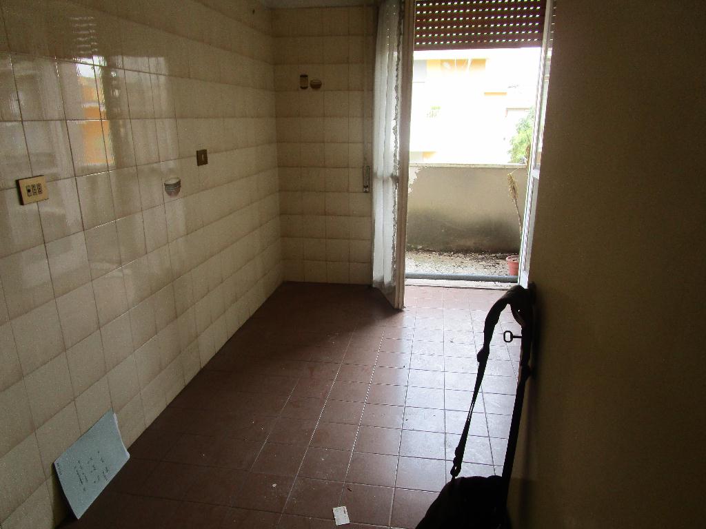 Immobile sito in Roma 00175,  Via Mazzoccolo 7, scala P interno 16,  piano 8- S1. Descrizione: Ingresso, 3 camere, cusina, bagno, ripostiglio e 2 balconi + pertinenziale cantina Unità principale: foglio 956, part245, sub. 34.  Pertinenza: oglio 956, part245, sub. 34. Mq. 90,07. Libero