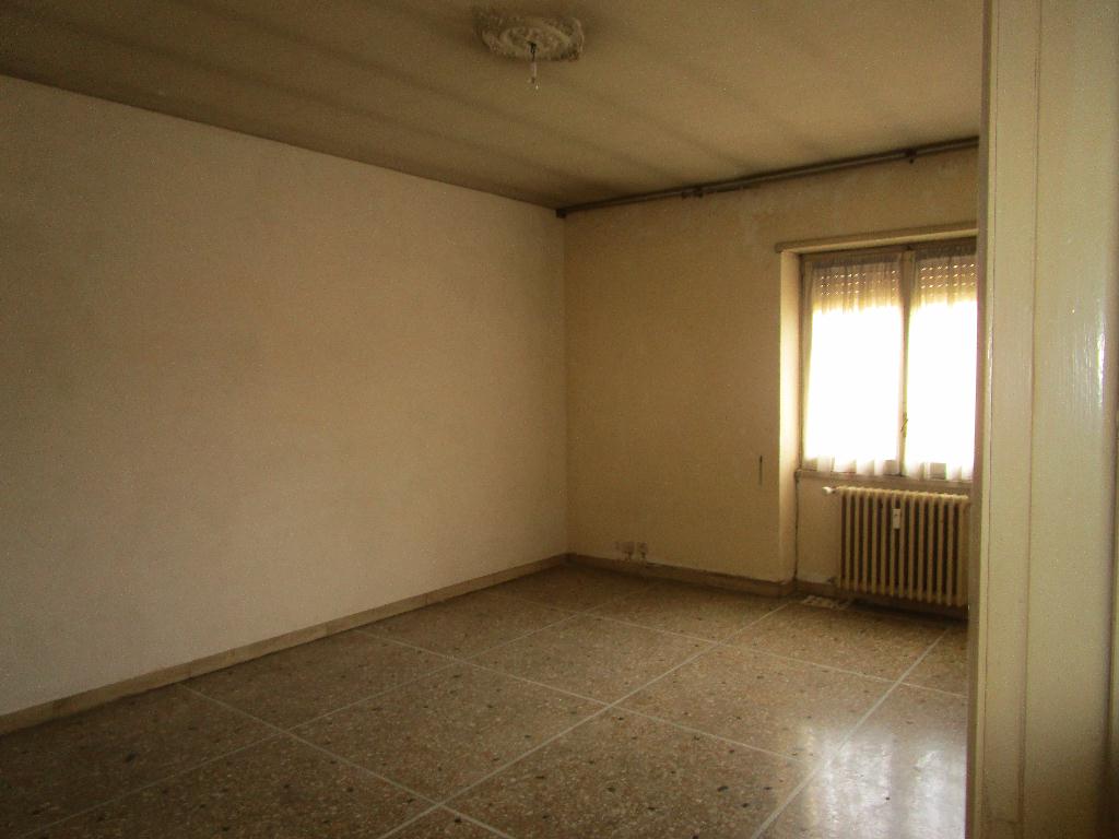 Immobile sito in Roma 00175,  Via Mazzoccolo 7, scala P interno 16,  piano 8- S1. Descrizione: Ingresso, 3 camere, cusina, bagno, ripostiglio e 2 balconi + pertinenziale cantina Unità principale: foglio 956, part245, sub. 34.  Pertinenza: oglio 956, part245, sub. 34. Mq. 90,07. Libero