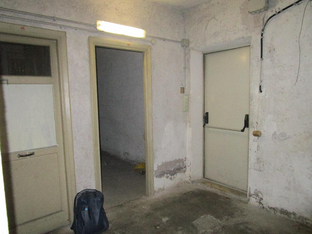 Immobile sito in Roma 00175,  Via Mazzoccolo 7, scala P interno 16,  piano 8- S1. Descrizione: Ingresso, 3 camere, cusina, bagno, ripostiglio e 2 balconi + pertinenziale cantina Unità principale: foglio 956, part245, sub. 34.  Pertinenza: oglio 956, part245, sub. 34. Mq. 90,07. Libero