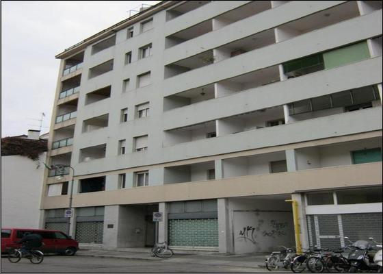 Descrizione: Atrio, soggiorno, disimpegno, 3 camere, cucina, bagno, ripostiglio e 3 terrazze + cantina. Mq. 119. Identificativi catastali: foglio 33 part. 123 sub. 31, con cantina al foglio 33 part. 123 sub. 24