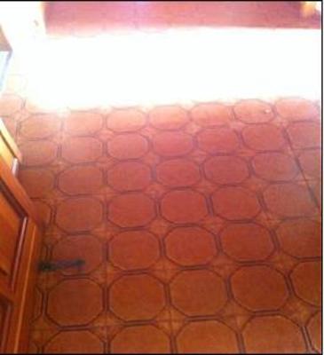 Descrizione: corridoio, soggiorno, cucina, 2 camere, bagno e ripostiglio. + box auto, n. 5 cantine, centrale termica, soffitta, corte esterna. Mq. 129. Identificativi catastali: foglio 5 part. 1309 sub. 10, con box auto al foglio 5 part. 1309 sub. 15