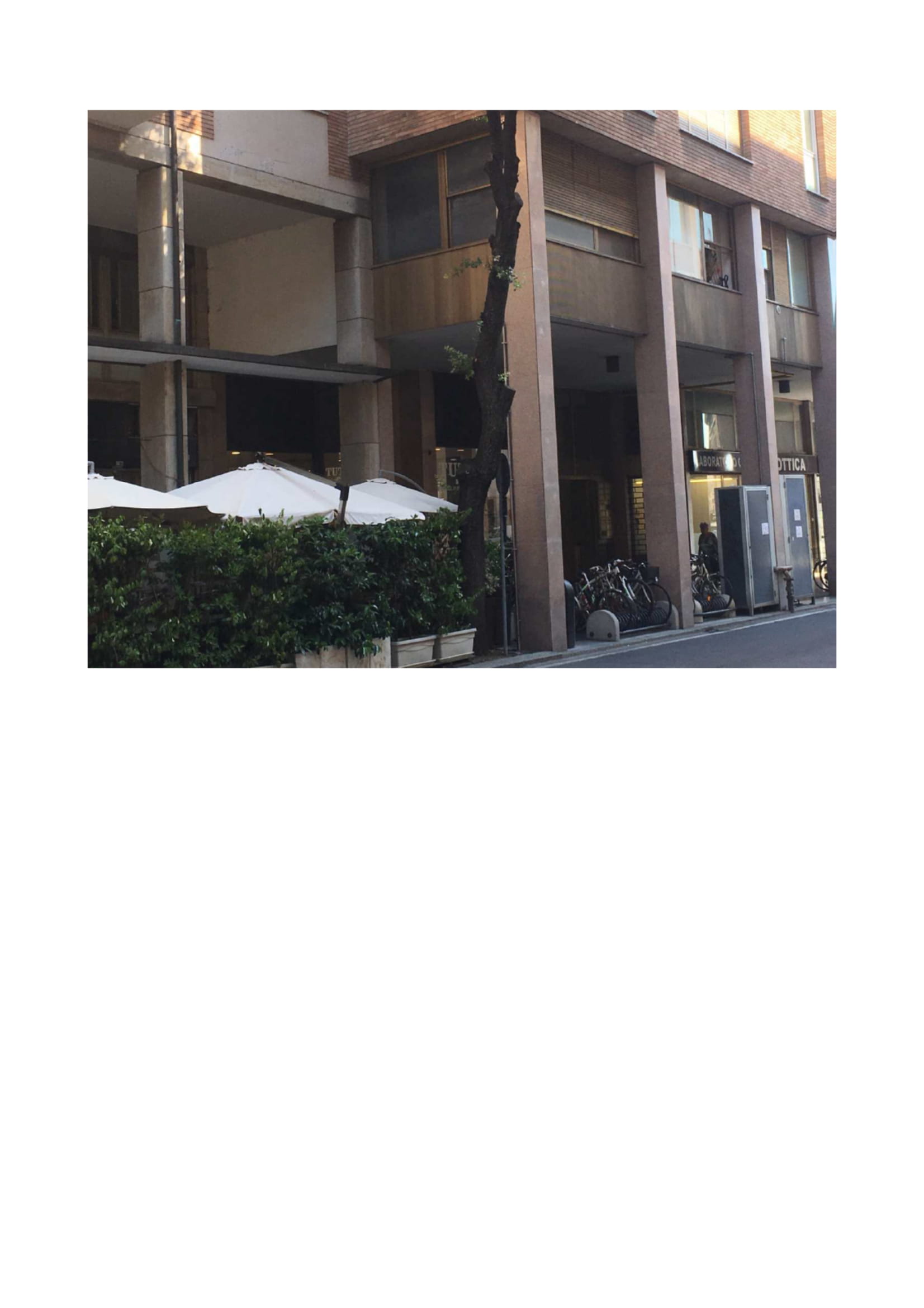 UFFICIO COMPOSTO DA INGRESSO, DUE VANI, DISIMPEGNO E SERVIZIO IGIENICO. Mq 72. LIBERO