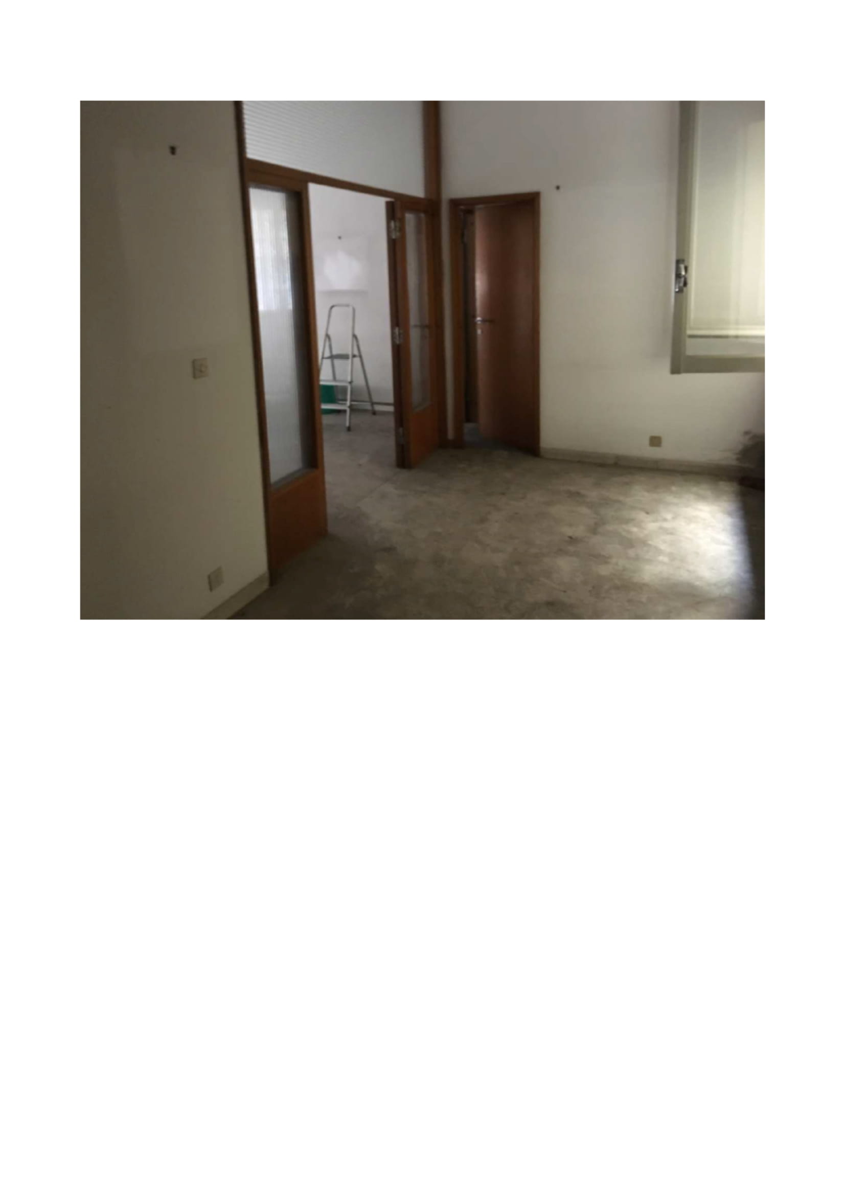 UFFICIO COMPOSTO DA INGRESSO, DUE VANI, DISIMPEGNO E SERVIZIO IGIENICO. Mq 72. LIBERO