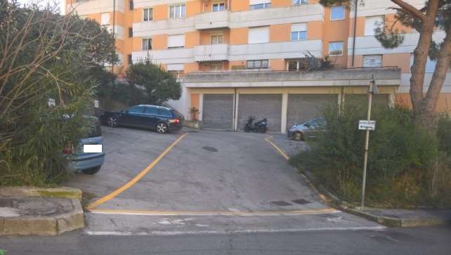 POSTO AUTO COMMERCIALE Sup. MQ comprensiva di pertinenze 11. Libero. Piena Proprietà.