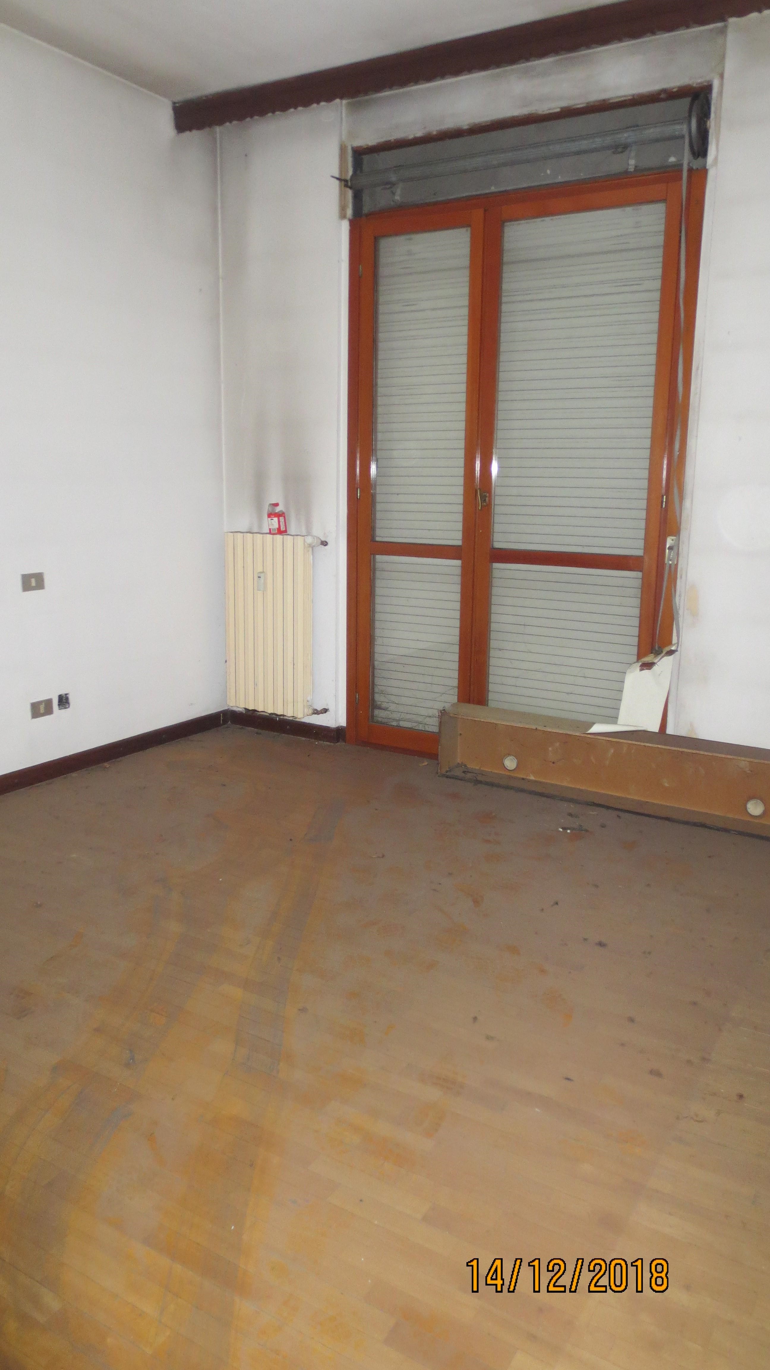 APPARTAMENTO  3 locali + servizi doppi + 1 CANTINA o SOFFITTA + 1 BOX AUTO Sup. MQ comprensiva di pertinenze 105. Libero. Piena Proprietà.