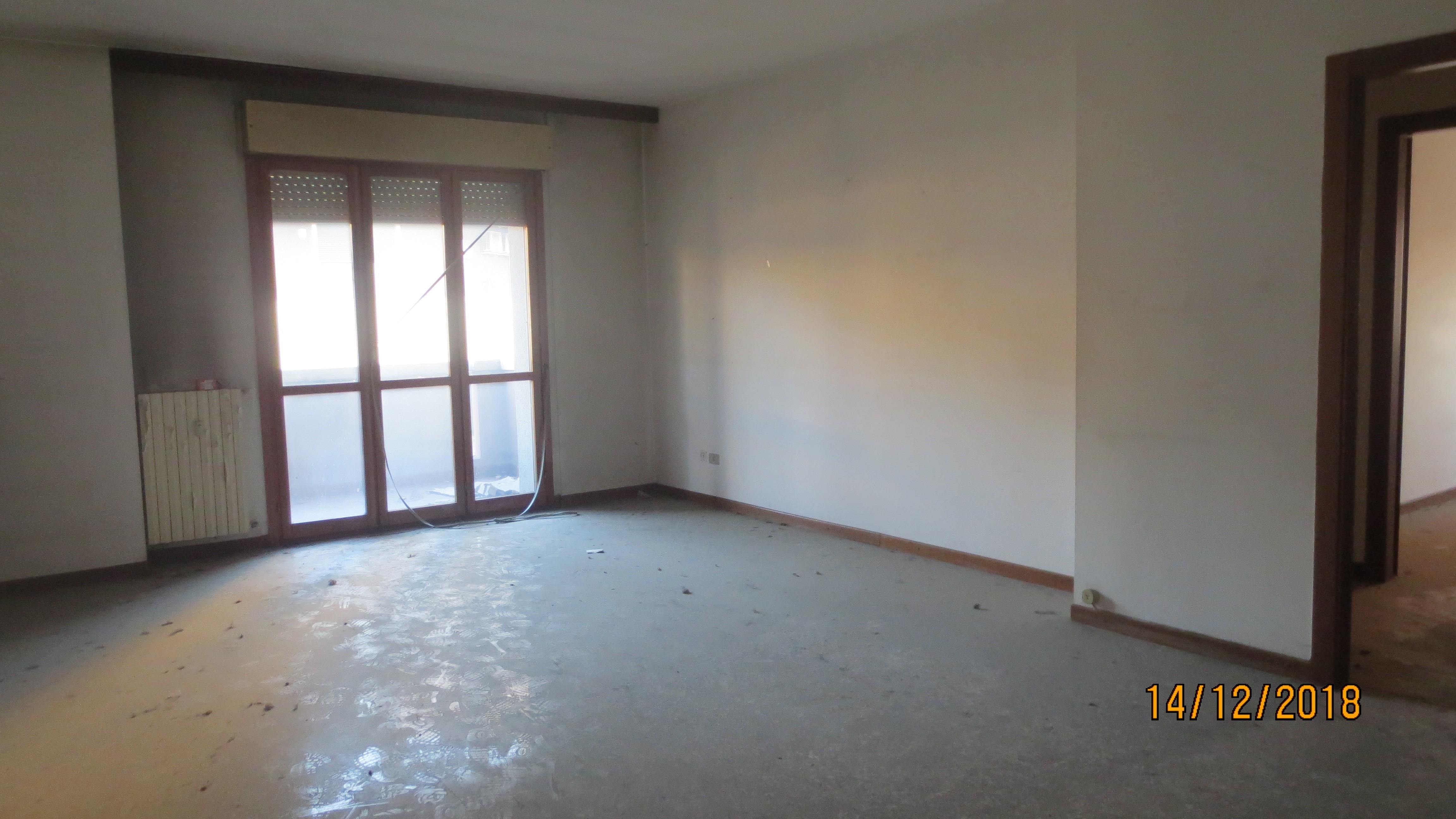 APPARTAMENTO  3 locali + servizi doppi + 1 CANTINA o SOFFITTA + 1 BOX AUTO Sup. MQ comprensiva di pertinenze 105. Libero. Piena Proprietà.