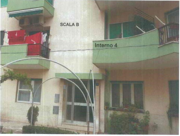 APPARTAMENTO  3 locali + servizi semplici + 1 CANTINA o SOFFITTA  + 1 PARCHEGGIO SCOPERTO Sup. MQ comprensiva di pertinenze 96. Libero. Piena Proprietà.