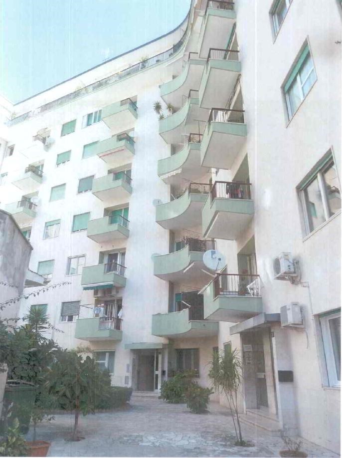 APPARTAMENTO  3 locali + servizi semplici + 1 CANTINA o SOFFITTA Sup. MQ comprensiva di pertinenze 79. Libero. Piena Proprietà.