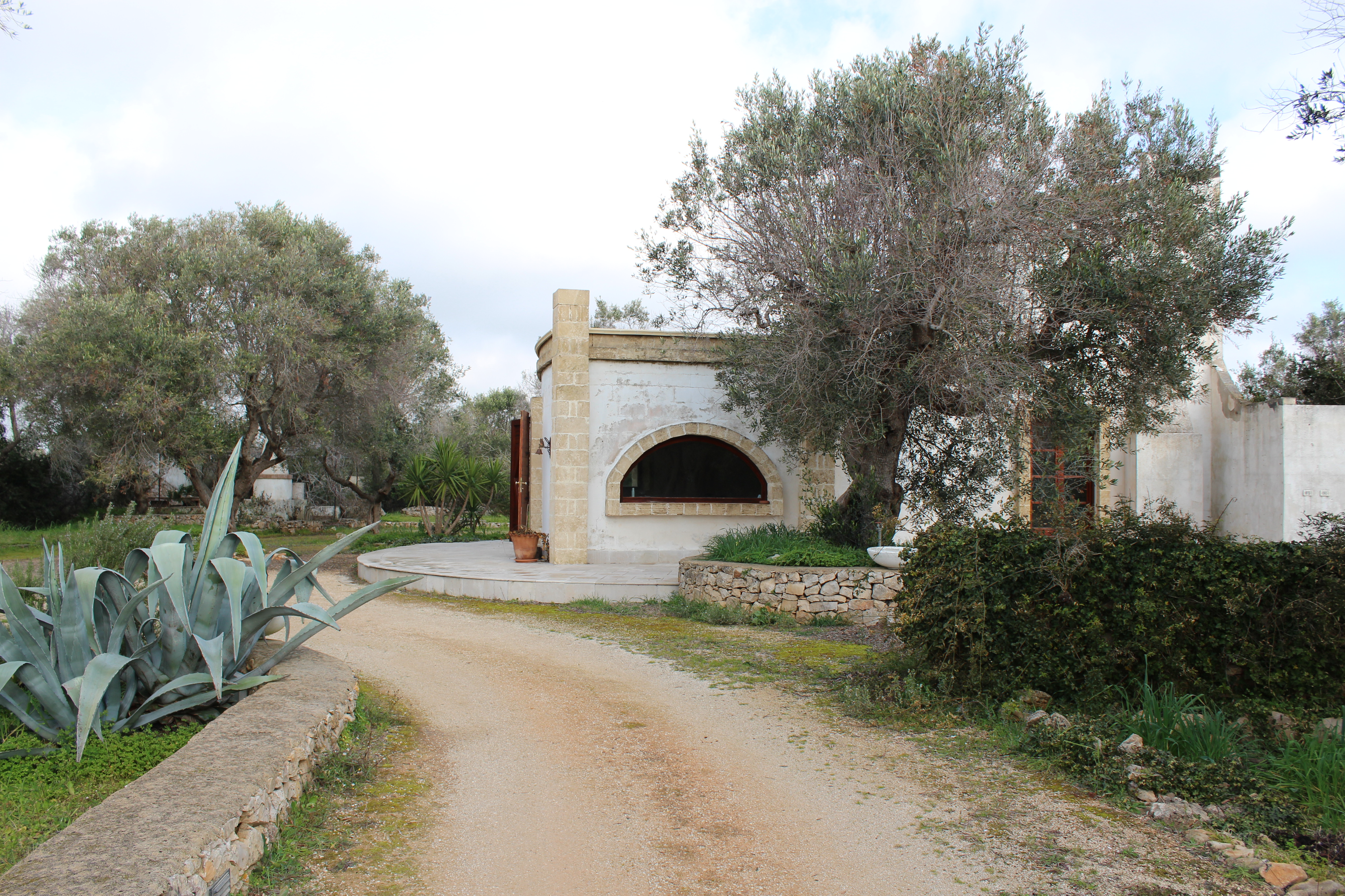  civile abitazione a Sannicola in Via Vicinale Coppe s.n.c. composta da nove virgola cinque vani catastali ai pieni terra-primo con terreno agricolo circostante esteso circa ettari uno e centiare diciannove