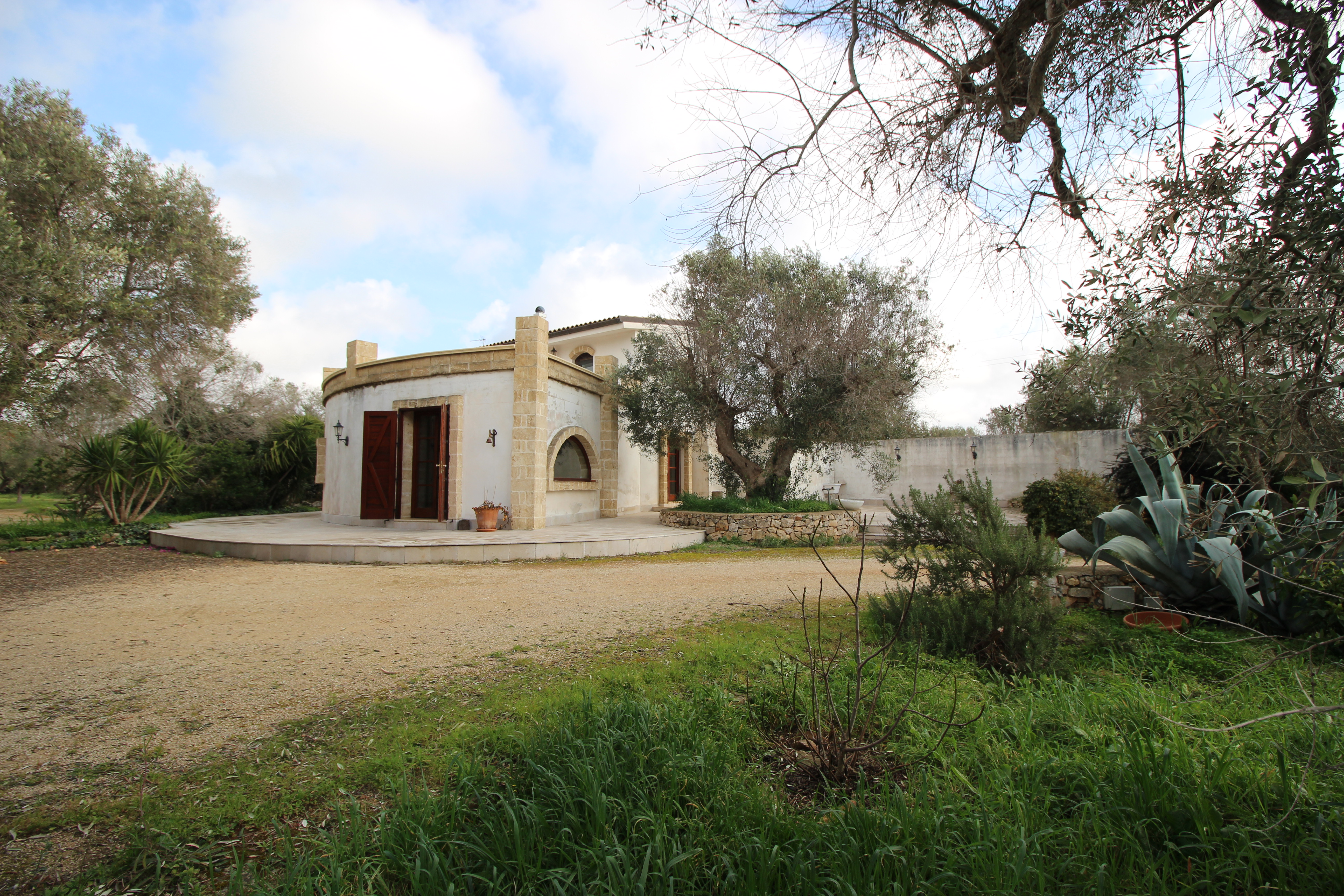 terreno agricolo circostante di complessivi ha 1.00.19 (composto dalle particelle 269, 272 e 709)
