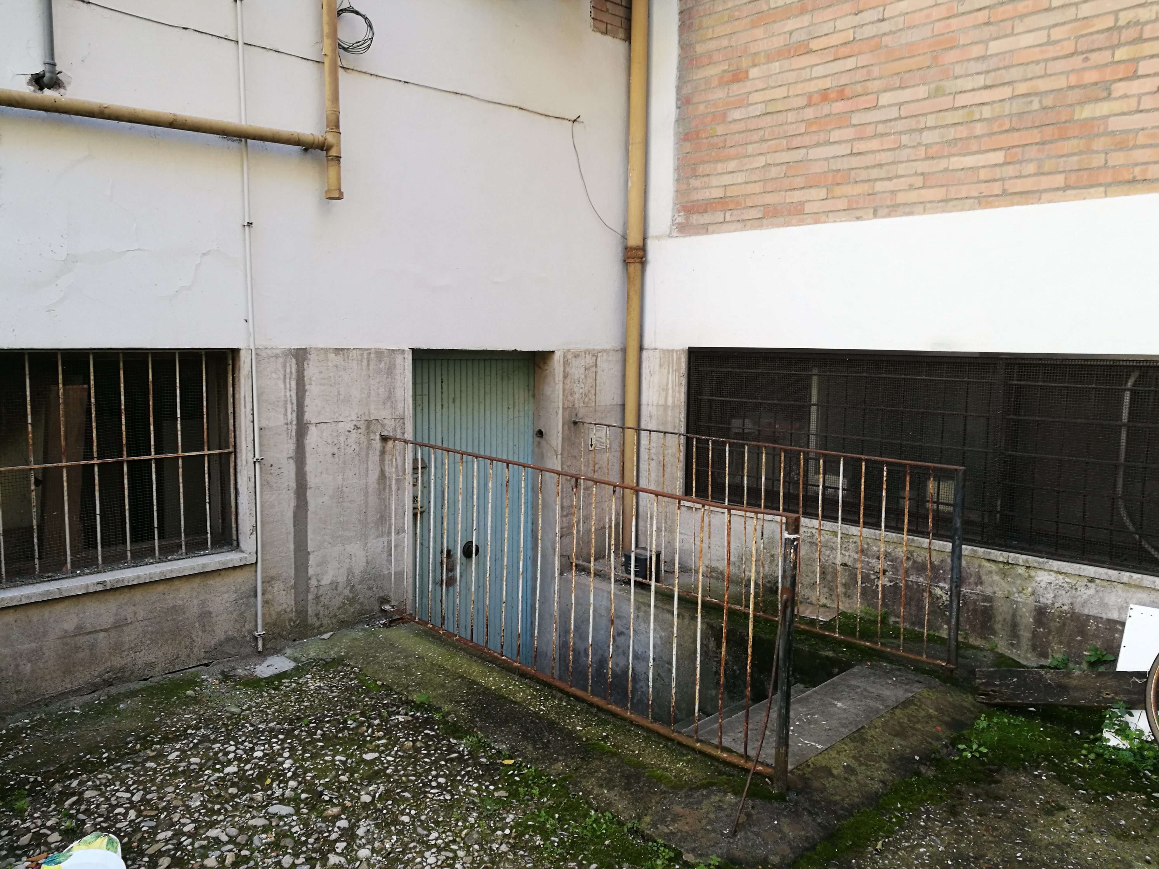 MAGAZZINO/DEPOSITO AL PIANO SEMINTERRATO. Mq. 81. OCCUPATO CON CONTRATTO DISDETTATO. Identificativi catastali categoria C2 - foglio 378 part. 154 sub 505