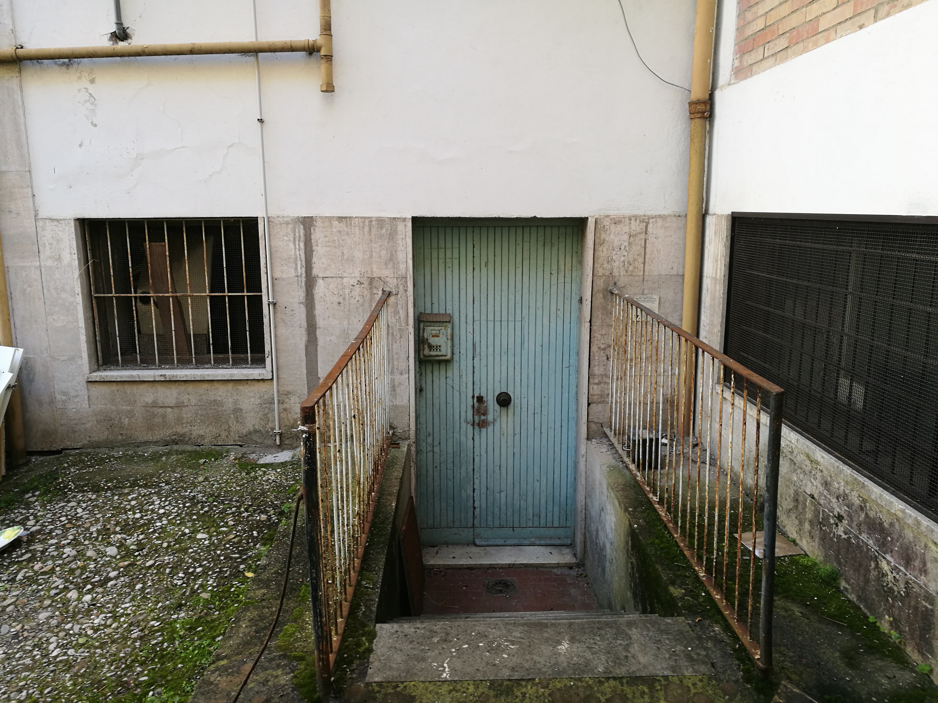 MAGAZZINO/DEPOSITO AL PIANO SEMINTERRATO. Mq. 81. OCCUPATO CON CONTRATTO DISDETTATO. Identificativi catastali categoria C2 - foglio 378 part. 154 sub 505