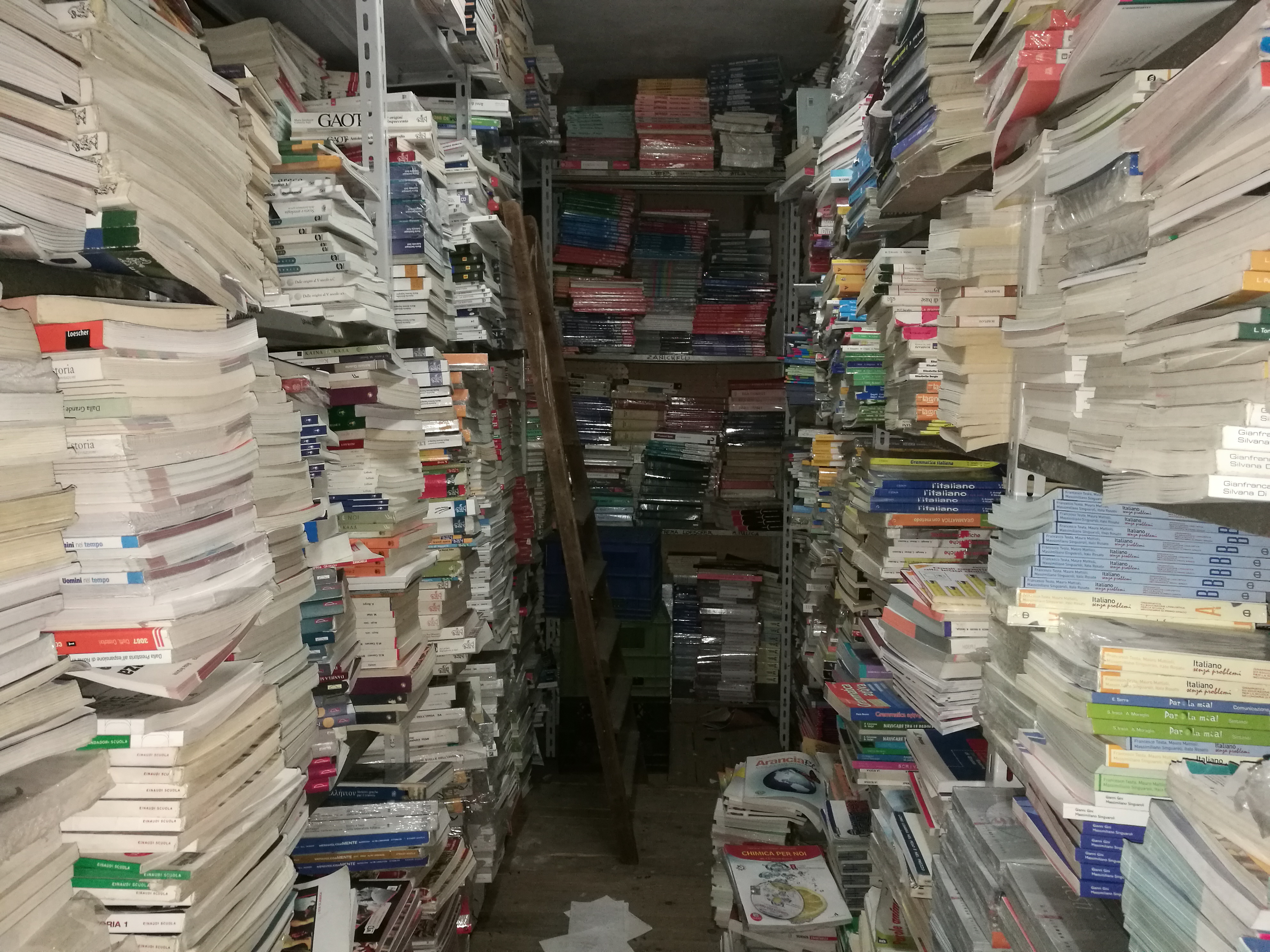 MAGAZZINO/DEPOSITO AL PIANO SEMINTERRATO. Mq. 81. OCCUPATO CON CONTRATTO DISDETTATO. Identificativi catastali categoria C2 - foglio 378 part. 154 sub 505