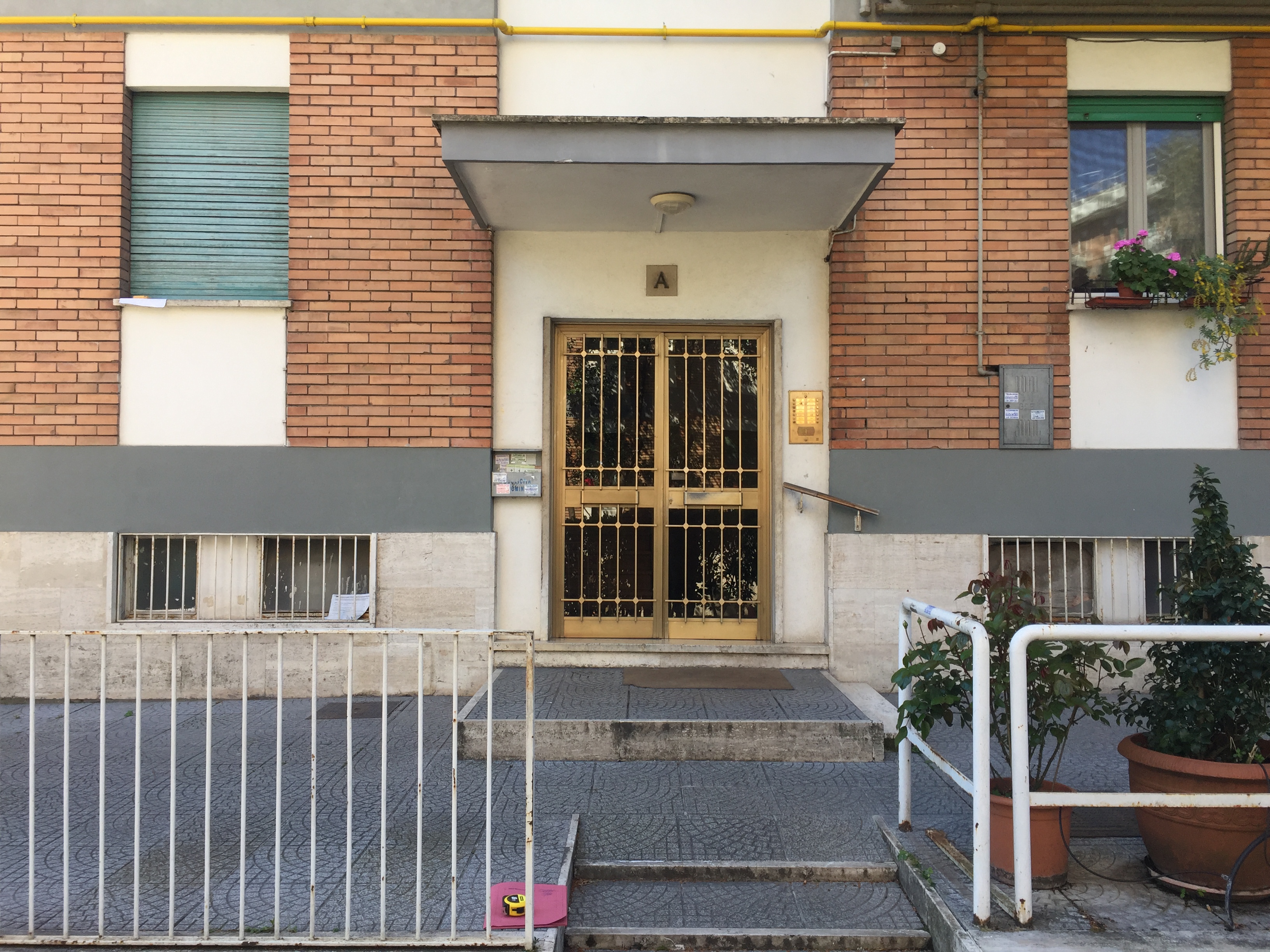 APPARTAMENTO INT.3 DI 4,5 VANI CON ASCENSORE.Mq. 88 + CANTINA. Identificativi catastali categoria A3- foglio 378 part. 147 sub 3. Libero