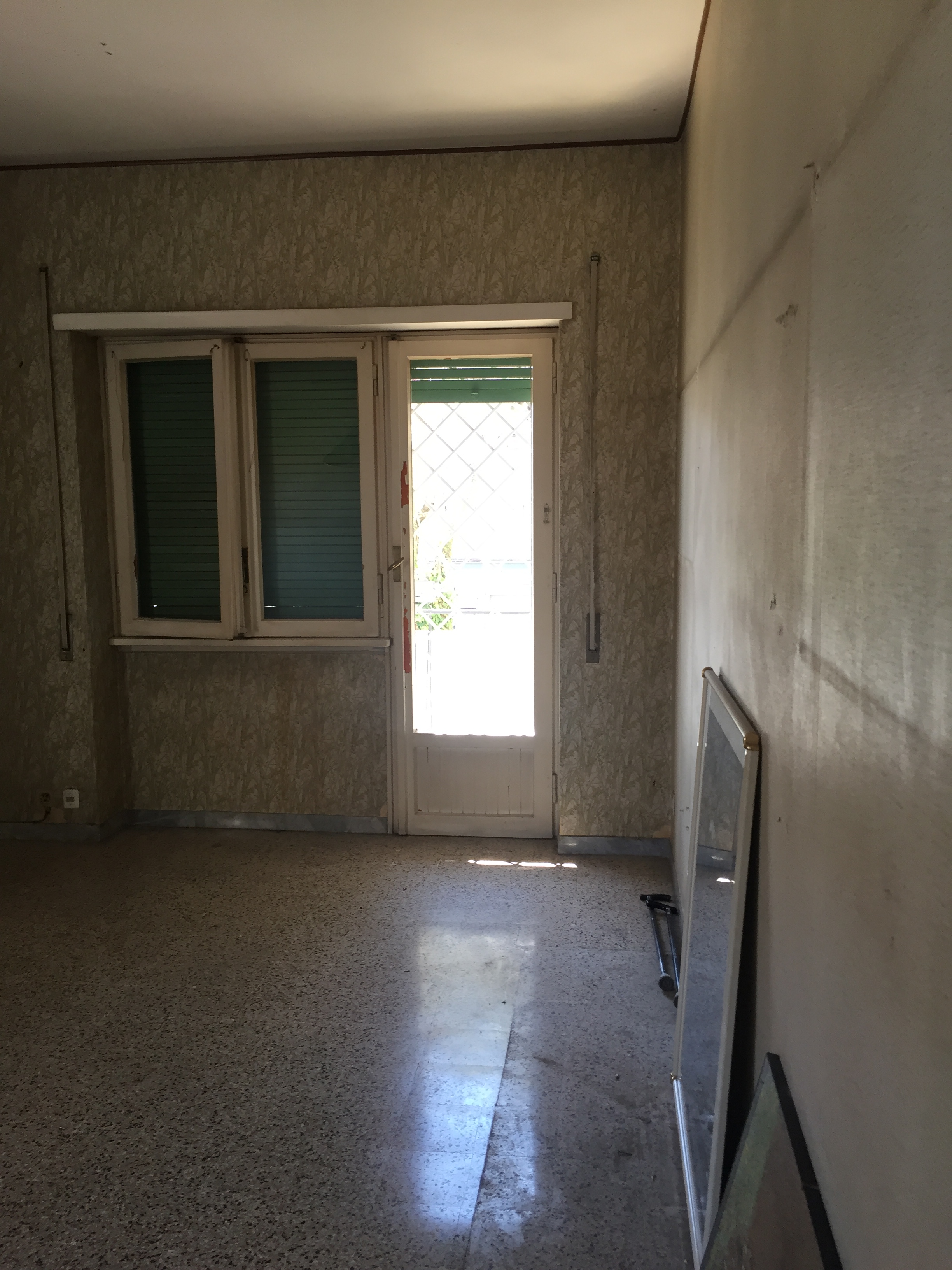 APPARTAMENTO INT.3 DI 4,5 VANI CON ASCENSORE.Mq. 88 + CANTINA. Identificativi catastali categoria A3- foglio 378 part. 147 sub 3. Libero