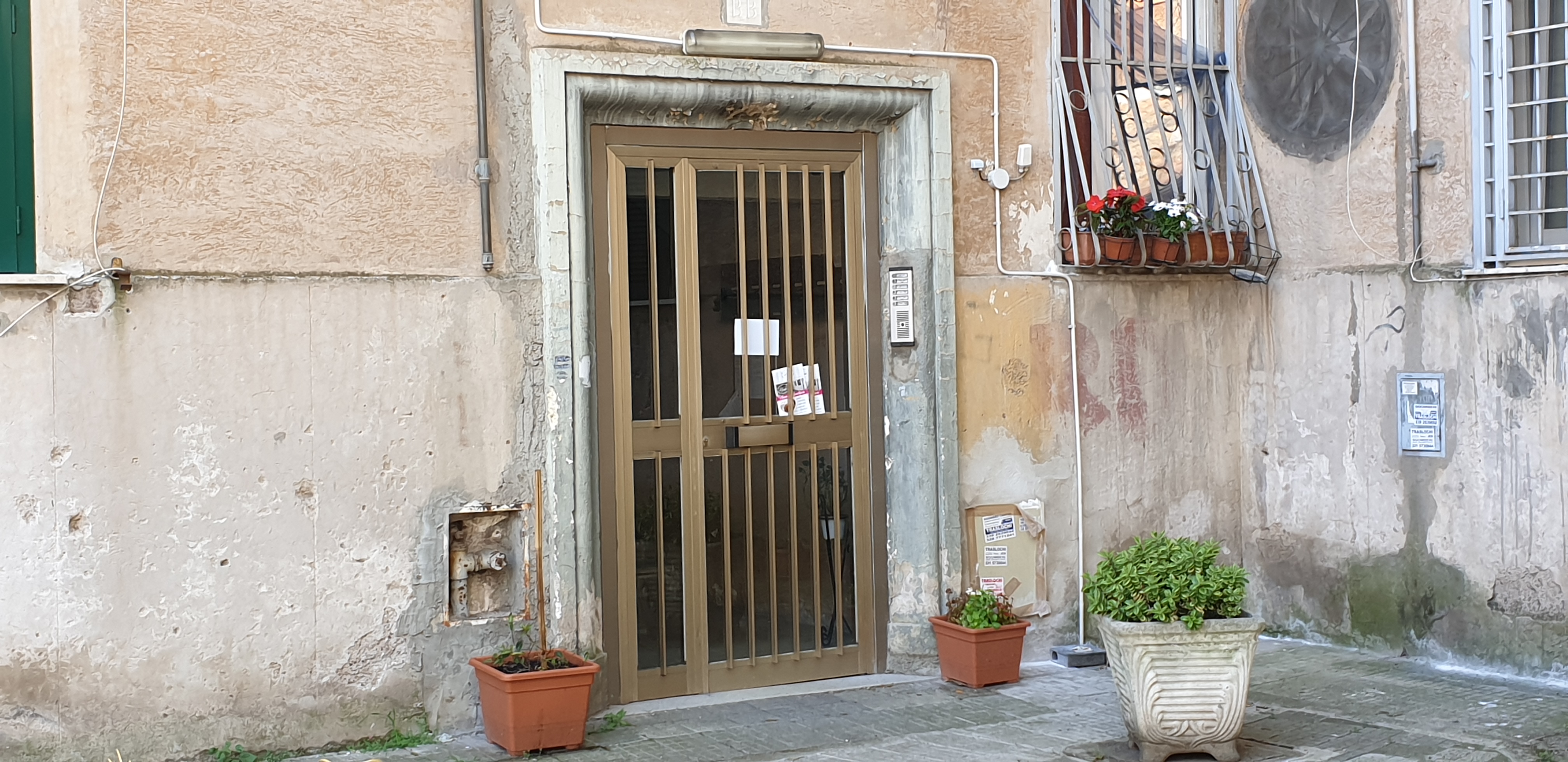 APPARTAMENTO INT.6 DI 4,5 VANI SENZA ASCENSORE.Mq. 74. Identificativi catastali categoria A4- foglio 824 part. 118 sub 15. Libero