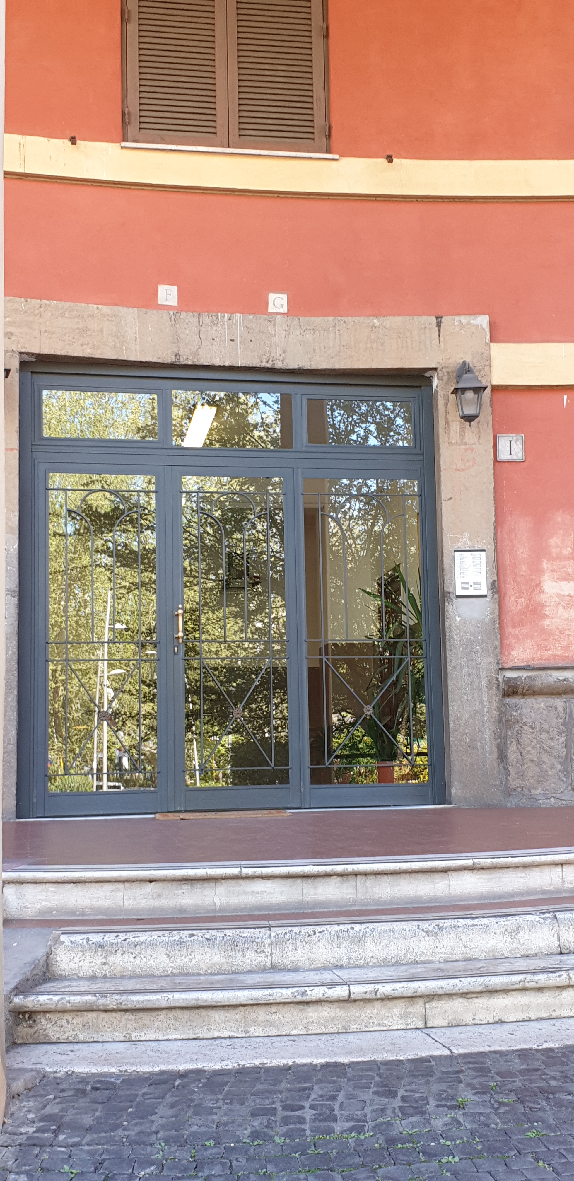 APPARTAMENTO INT.1 DI 3 VANI CON ASCENSORE.Mq. 59. Identificativi catastali categoria A4- foglio 825 part. 3 sub 140. Libero