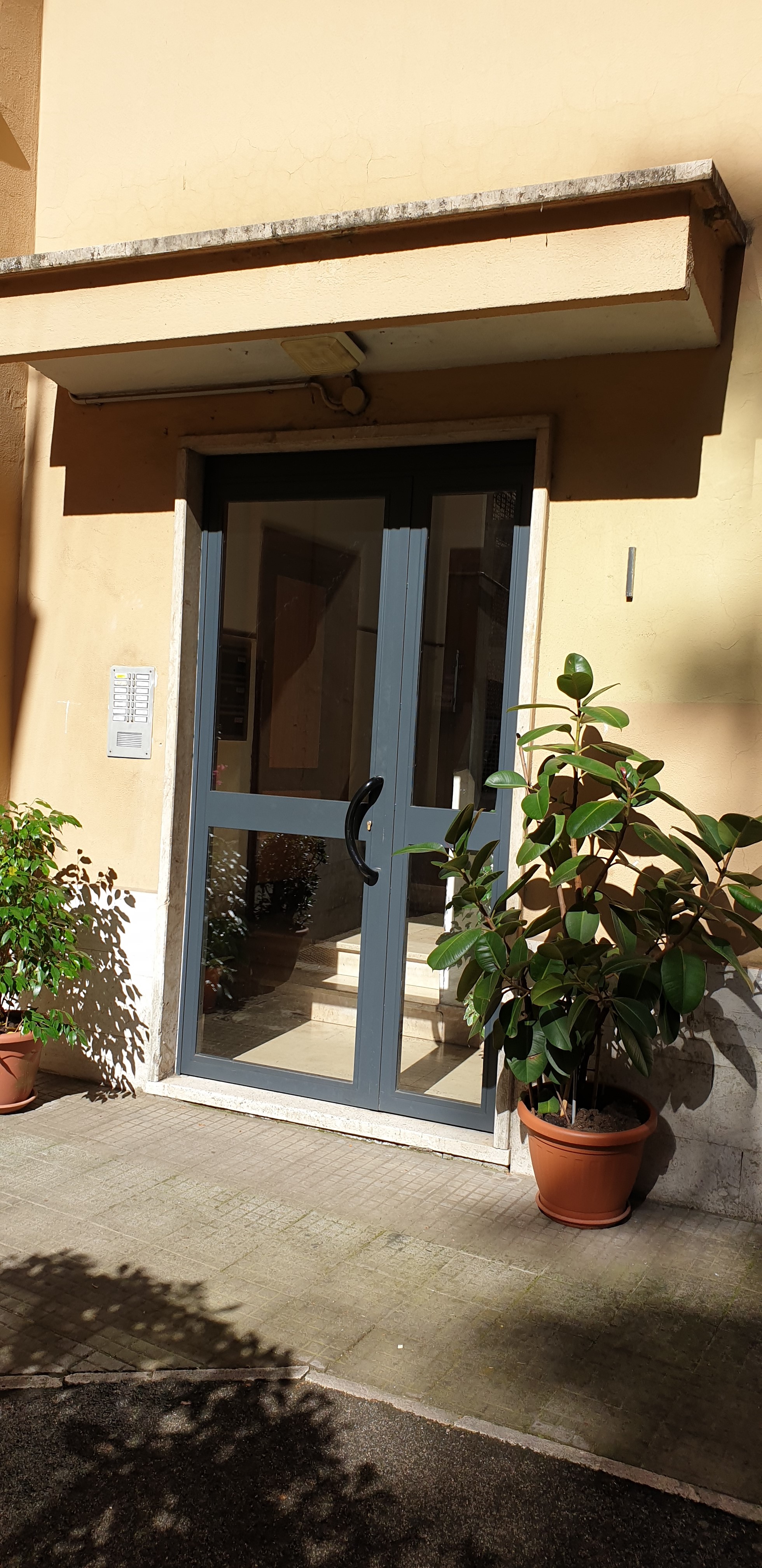 APPARTAMENTO INT.9 DI 3 VANI CON ASCENSORE.Mq. 48 + CANTINA . Identificativi catastali categoria A3- foglio 842 part. 196 sub 21. Libero