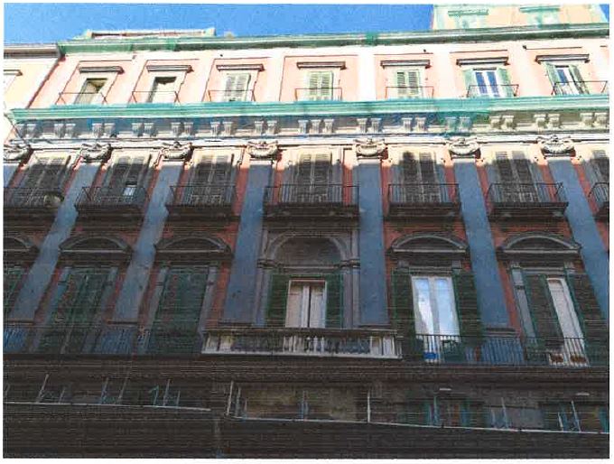 Appartamento al 4° piano, (in Catasto piano 5), del fabbricato denominato “Palazzo Cavalcanti” Comune di Napoli, quartiere Montecalvario,Via Toledo n. 348. L’unità immobiliare ha accesso dalla scala condominiale “B”, e confina a Sud con cortile condominiale dove ha affaccio, ad Ovest con altre unità immobiliari del medesimo edificio, a Nord con Vico Galluppi e ad Est con Via Toledo su cui ha affaccio.