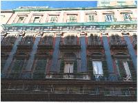Appartamento al 4° piano, (in Catasto piano 5), del fabbricato denominato “Palazzo Cavalcanti” Comune di Napoli, quartiere Montecalvario,Via Toledo n. 348. L’unità immobiliare ha accesso dalla scala condominiale “B”, e confina a Sud con cortile condominiale dove ha affaccio, ad Ovest con altre unità immobiliari del medesimo edificio, a Nord con Vico Galluppi e ad Est con Via Toledo su cui ha affaccio.