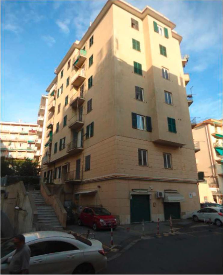 In GENOVA, CAP - 16146 VIA CAPRERA, 16,  piano 4, int. 24. Descrizione: Alloggio posto al piano quarto dell'edificio, avente un'altezza interna pari a ca. m 3,10, costituito da ingresso soggiorno, un corridoio di distribuzione, servizio igienico, cucina, un ripostiglio, una camera e poggiolo. Mq. 79. N.C.E.U.Sez. GEB Foglio 62 Particella 956 Sub. 25. LIBERO.PIENA PROPRIETA'