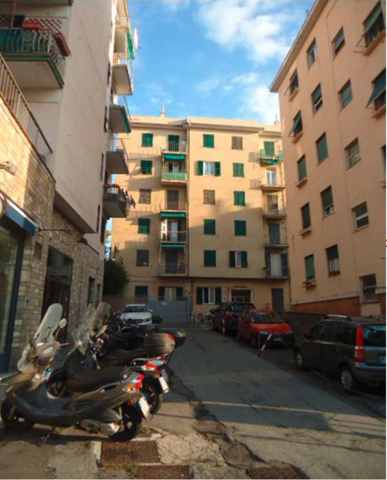In GENOVA, CAP - 16146 VIA CAPRERA, 16,  piano 4, int. 24. Descrizione: Alloggio posto al piano quarto dell'edificio, avente un'altezza interna pari a ca. m 3,10, costituito da ingresso soggiorno, un corridoio di distribuzione, servizio igienico, cucina, un ripostiglio, una camera e poggiolo. Mq. 79. N.C.E.U.Sez. GEB Foglio 62 Particella 956 Sub. 25. LIBERO.PIENA PROPRIETA'