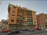 In GENOVA, CAP - 16132 CORSO EUROPA, 345,  piano T, int. 1. Descrizione: Alloggio posto al piano terreno dell'edificio, avente un'altezza interna pari a ca. m 3,00,costituito da ingresso, un corridoio e due spazi di distribuzione, servizio igienico, cucina, ripostiglio, tre camere, sala e due balconi. Mq. 109. N.C.E.U.Sez. GED Foglio 48 Particella 547 Sub. 32. LIBERO.PIENA PROPRIETA'