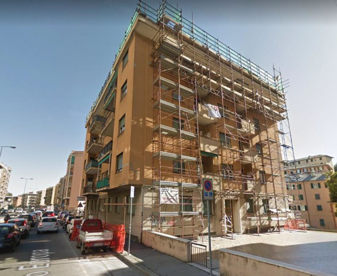 In GENOVA, CAP - 16132 CORSO EUROPA, 345,  piano T, int. 1. Descrizione: Alloggio posto al piano terreno dell'edificio, avente un'altezza interna pari a ca. m 3,00,costituito da ingresso, un corridoio e due spazi di distribuzione, servizio igienico, cucina, ripostiglio, tre camere, sala e due balconi. Mq. 109. N.C.E.U.Sez. GED Foglio 48 Particella 547 Sub. 32. LIBERO.PIENA PROPRIETA'