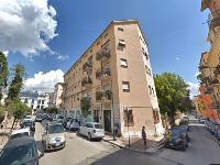 Descrizione: Locale commerciale al piano terra, ricavato dalla fusione di n°4 unità immobiliari catastalmente distinte con i subalterni 2, 3, 4 e 20, per abbattimento dei muri divisori. N.C.E.U. Foglio 86 Particella 70 Sub. 20- 2-4-3. Mq. 194. Libero.Piena proprietà