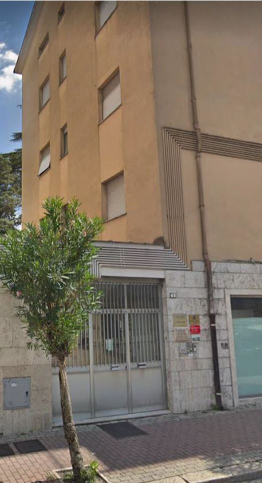 Descrizione: Locale commerciale al piano terra, ricavato dalla fusione di n°4 unità immobiliari catastalmente distinte con i subalterni 2, 3, 4 e 20, per abbattimento dei muri divisori. N.C.E.U. Foglio 86 Particella 70 Sub. 20- 2-4-3. Mq. 194. Libero.Piena proprietà