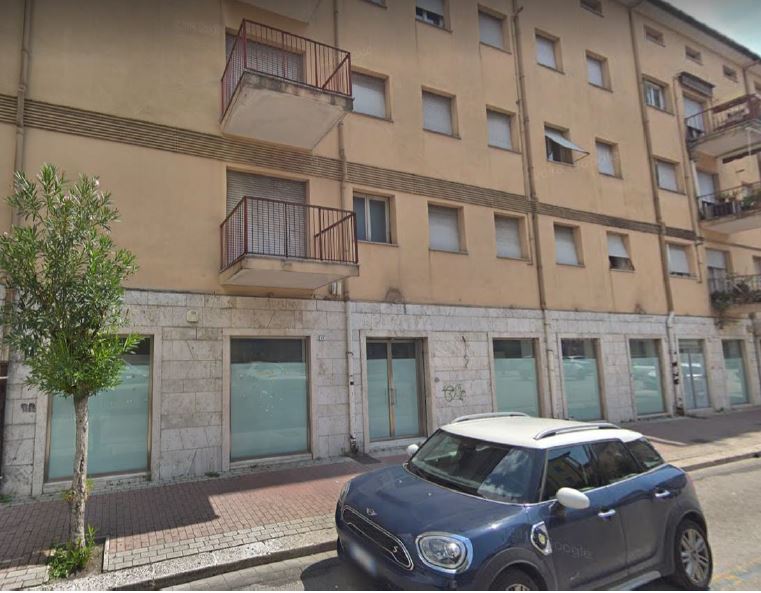Descrizione: Locale commerciale al piano terra, ricavato dalla fusione di n°4 unità immobiliari catastalmente distinte con i subalterni 2, 3, 4 e 20, per abbattimento dei muri divisori. N.C.E.U. Foglio 86 Particella 70 Sub. 20- 2-4-3. Mq. 194. Libero.Piena proprietà
