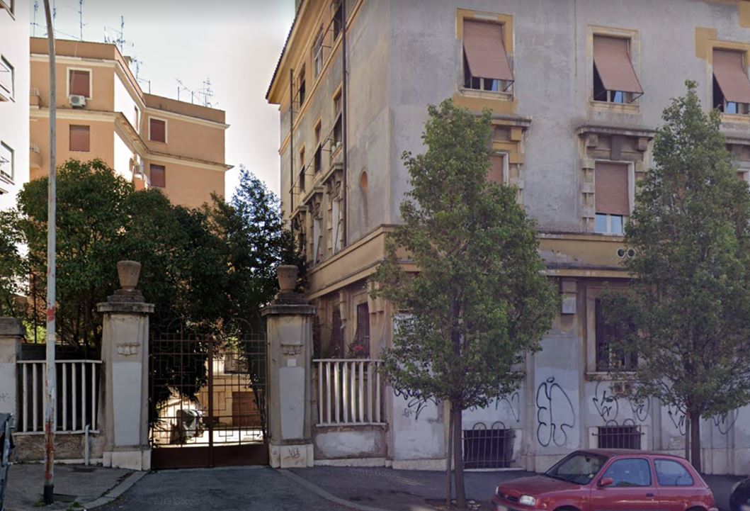 Descrizione: Appartamento composto da un vano, cucina abitabile, bagno e zona ingresso. L’unità immobiliare, con accesso dal cortile del civico 1 e dal civico  3, è posta alle spalle dell’edificio sito in via Castrovillari 3. N.C.E.U. Foglio 927 Particella 293. Mq. 58,5. Libero.Piena proprietà