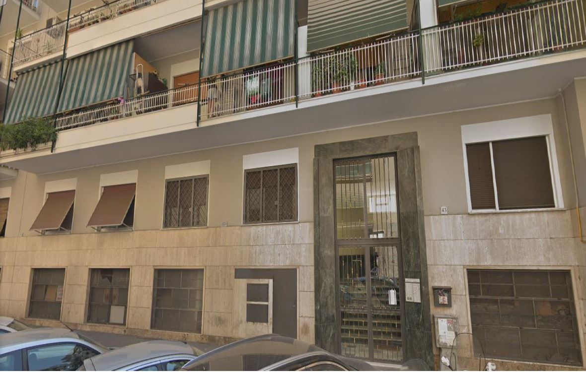 Descrizione: Appartamento costituito da ingresso corridoio, cucina abitabile, due vani, WC e balconi. N.C.E.U. Foglio 614 Particella 207 Sub. 90. Mq. 61. Libero.Piena proprietà