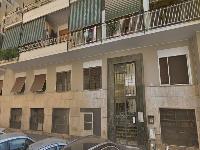 Descrizione: Appartamento costituito da ingresso corridoio, cucina abitabile, due vani, WC e balconi. N.C.E.U. Foglio 614 Particella 207 Sub. 90. Mq. 61. Libero.Piena proprietà