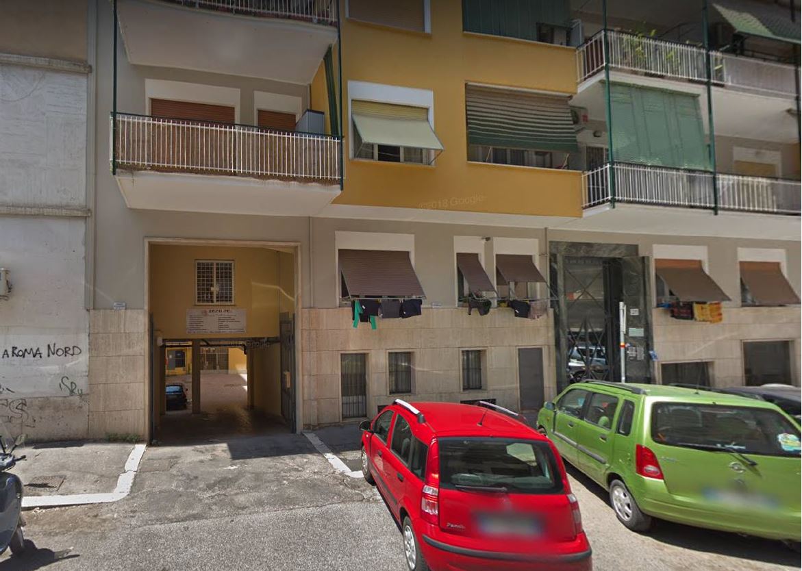 Descrizione: Appartamento costituito da ingresso corridoio, cucina abitabile, due vani, WC e balconi. N.C.E.U. Foglio 614 Particella 207 Sub. 90. Mq. 61. Libero.Piena proprietà