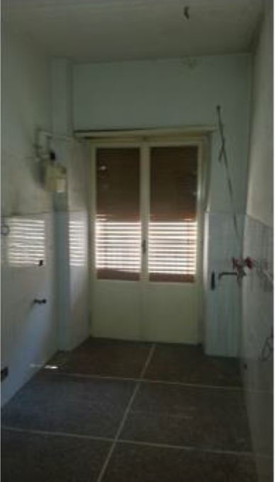Descrizione: Appartamento costituito da ingresso corridoio, cucina abitabile, due vani, WC e balconi. N.C.E.U. Foglio 614 Particella 207 Sub. 90. Mq. 61. Libero.Piena proprietà