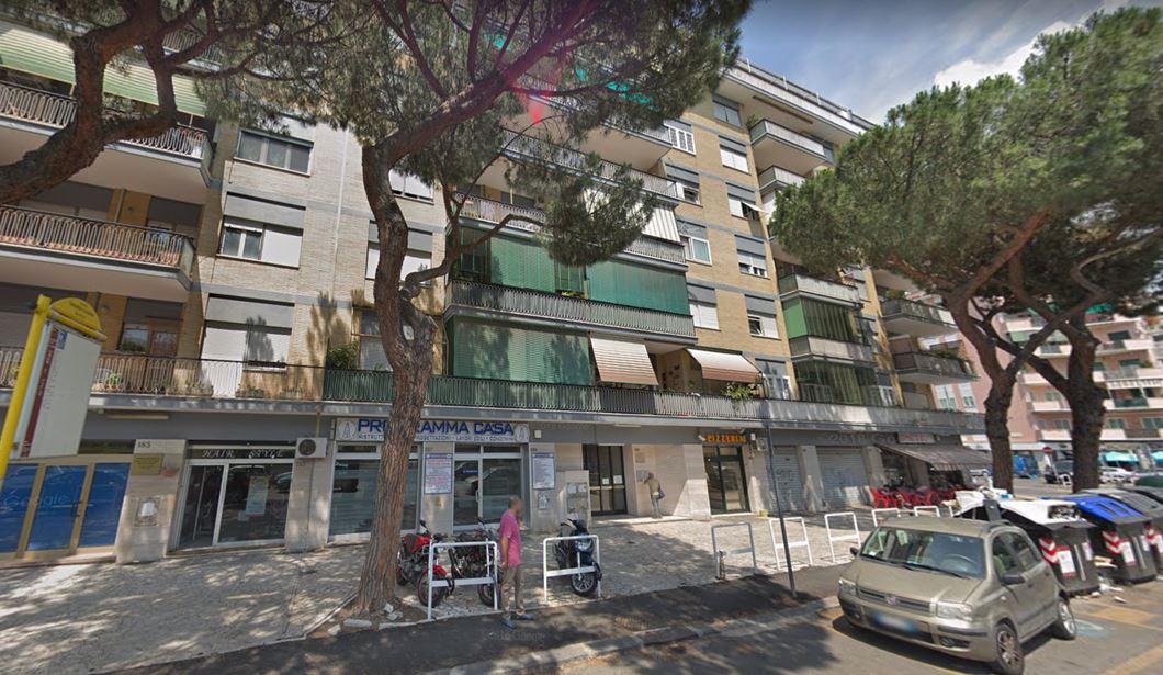 Descrizione: Negozio al piano terra con ingresso fronte strada. N.C.E.U. Foglio 956 Particella 98 Sub. 8. Mq. 30. Libero.Piena proprietà