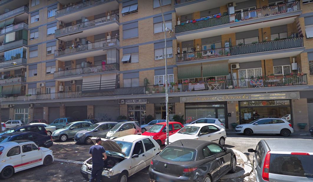 Descrizione: Negozio al piano terra con ingresso fronte strada. N.C.E.U. Foglio 956 Particella 98 Sub. 8. Mq. 30. Libero.Piena proprietà